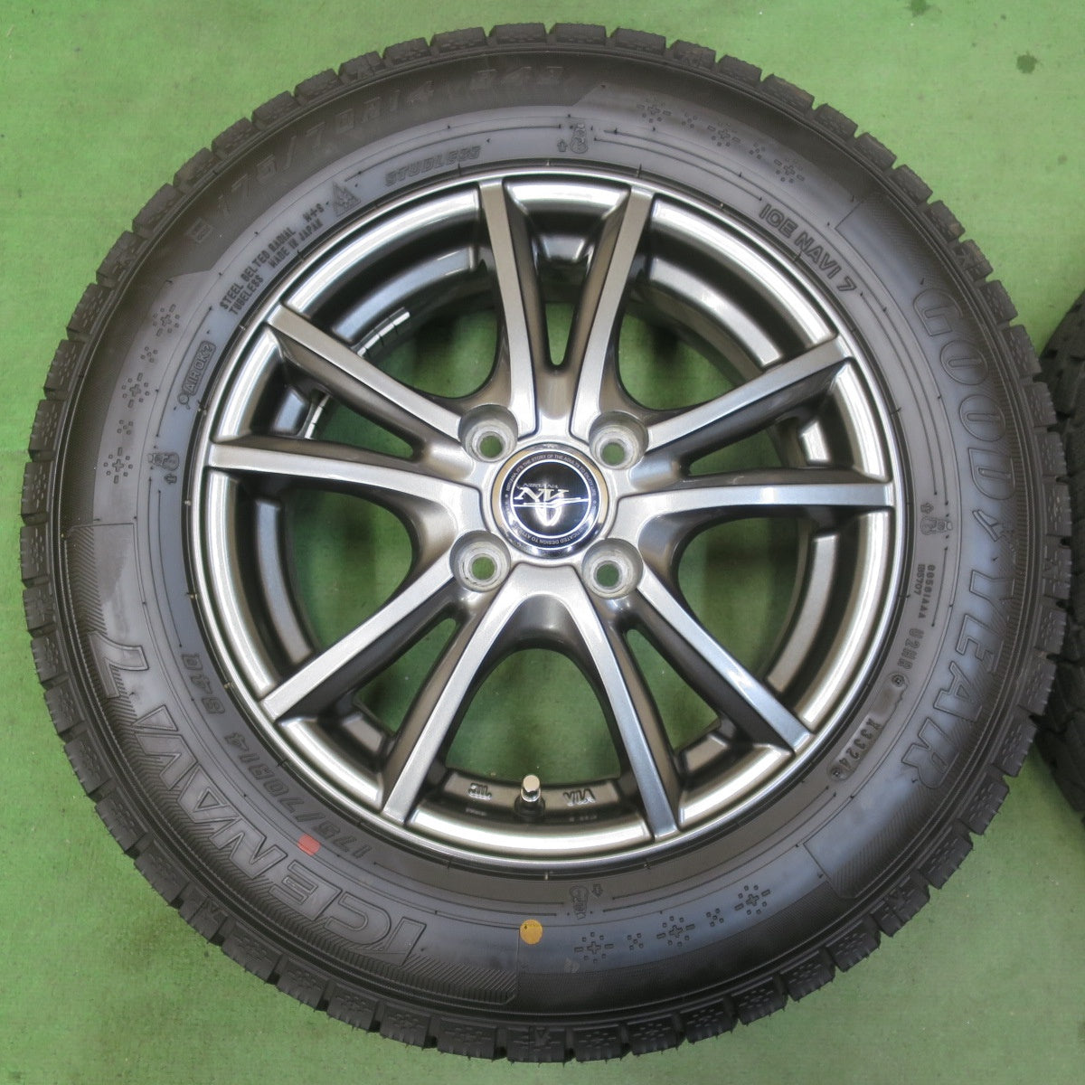 ほぼ未使用！24年！キレイ★スタッドレス 175/70R14 グッドイヤー アイスナビ7 NIRVANA NV ニルヴァーナ ニルバーナ 14インチ PCD100/4H★5122404イス