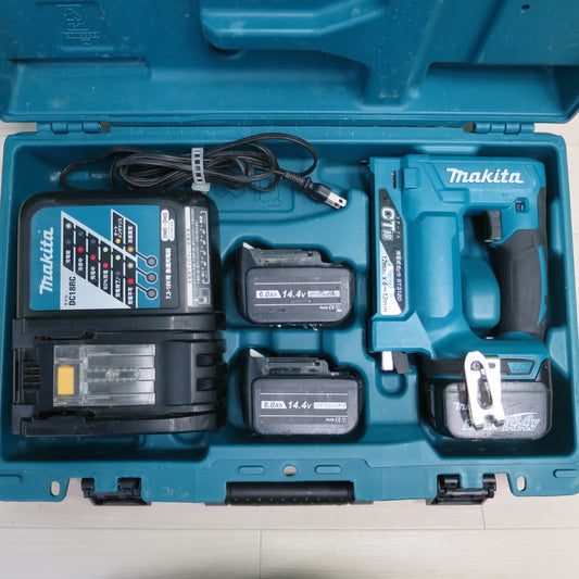 [送料無料] バッテリー3個！キレイ☆マキタ 充電式 タッカ ST312D 電動 工具 タッカー 18V 充電器 DC18RC makita☆