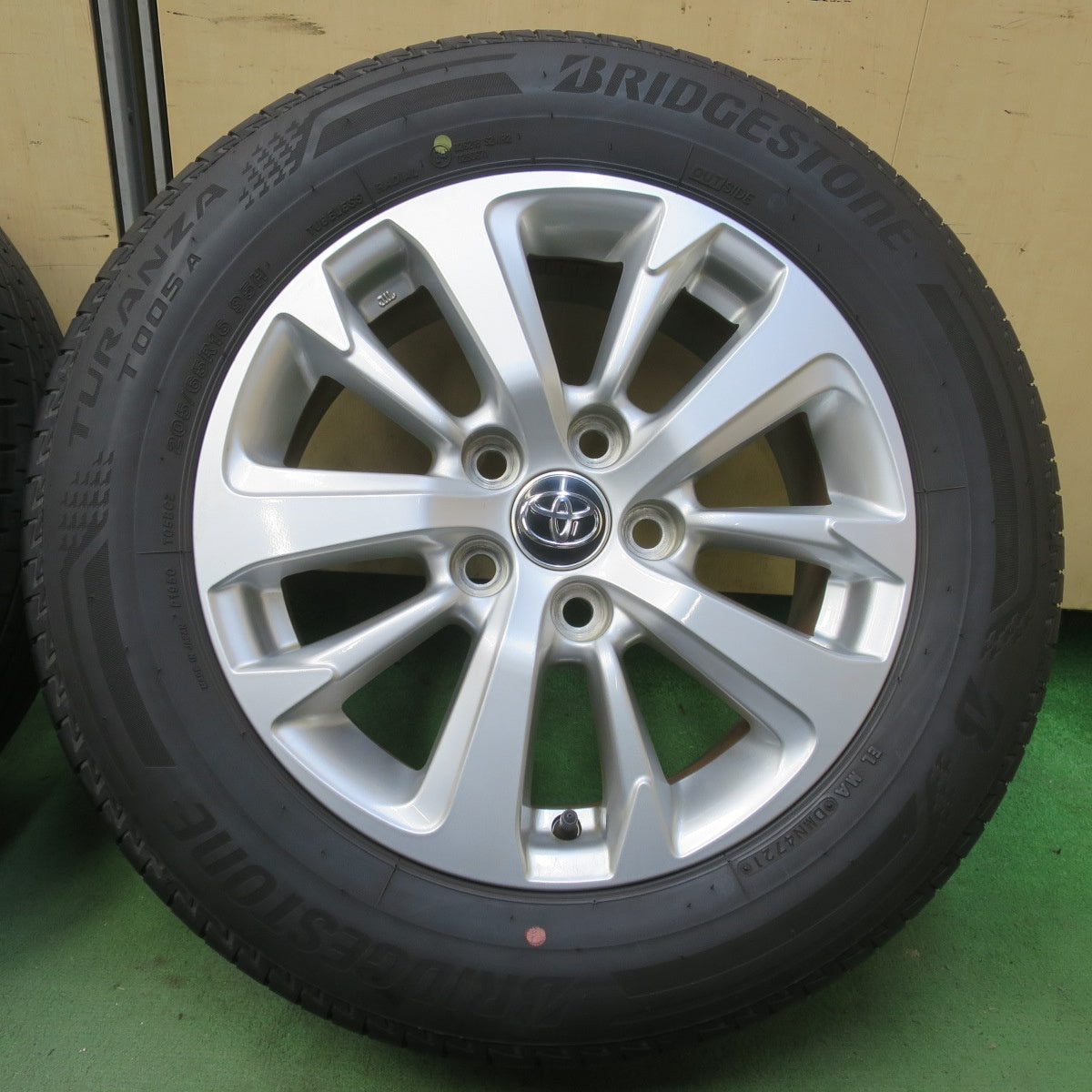 キレイ！22年◎トヨタ ヤリスクロス Gグレード 純正 205/65R16 ブリヂストン トランザ T005A 16インチ PCD114.3/5H◎6093006イノ