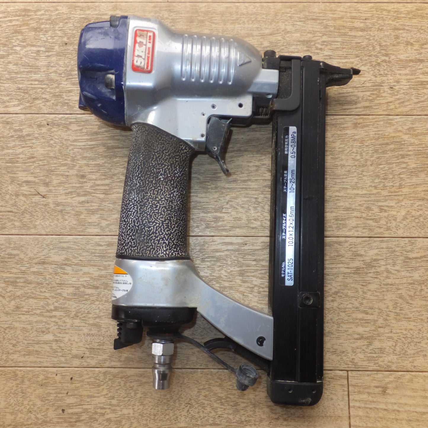 [送料無料] ★藤原産業 SK11 エアー釘打機 SAT-1025 常圧　ステープル 10.0×1.2×0.6mm 10～25mm 使用空気圧力 0.5～0.8MPa★