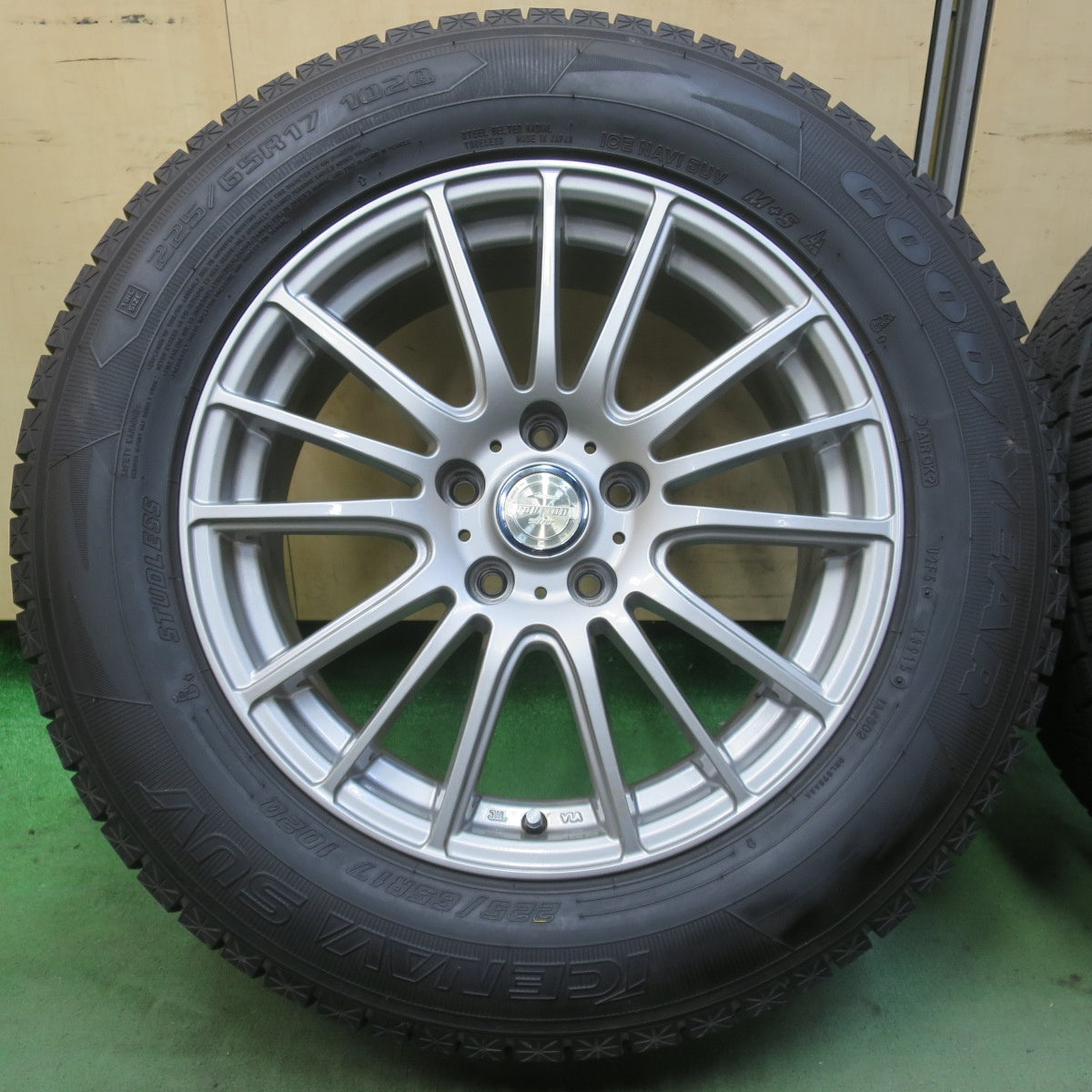 バリ溝！キレイ！9.5分◎スタッドレス 225/65R17 グッドイヤー アイスナビ SUV ravrion selzer ラブリオン 17インチ PCD114.3/5H◎6081204イス