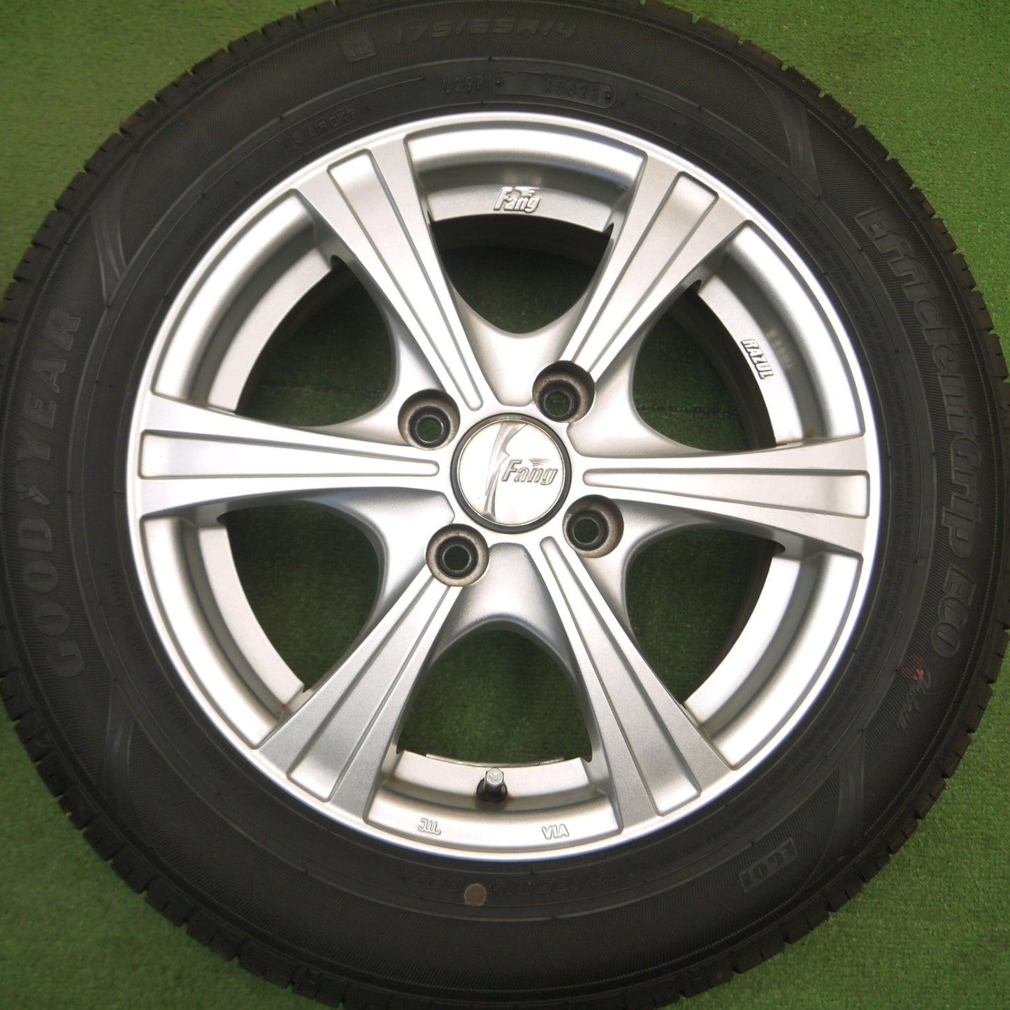 [送料無料] バリ溝！23年！9.5分★175/65R14 グッドイヤー EfficientGrip ECO hybrid Fang ファング 14インチ PCD100/4H★5020403Hノ