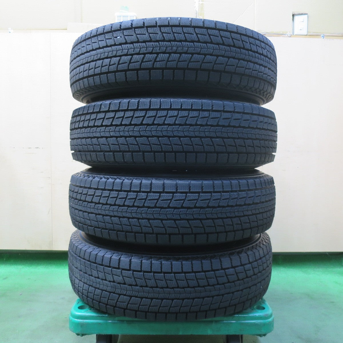 バリ溝！24年！キレイ！9.5分以上★KEELER 195/80R15 スタッドレス ダンロップ ウインターマックス SJ8 + キーラー 15インチ PCD139.7/5H★5112402イス