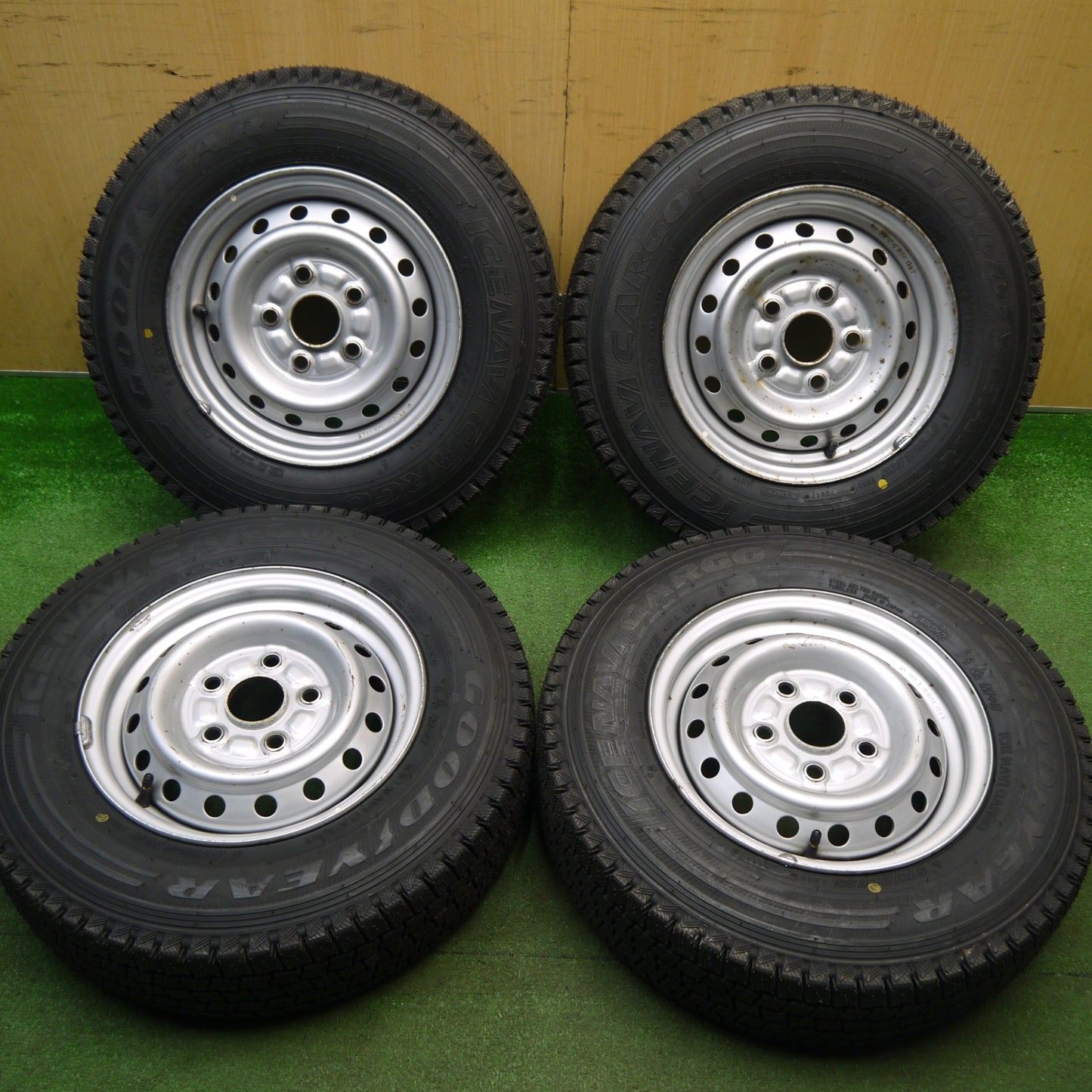 ほぼ未使用★ダイハツ 純正 スチール タウンエース ハイゼット 等 165R13 8PR スタッドレス グッドイヤー アイスナビ CARGO カーゴ 13インチ PCD114.3/5H★6012704Hス