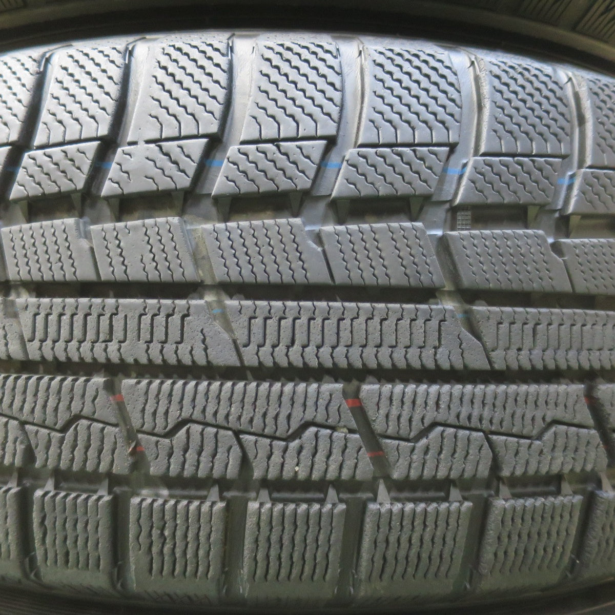 バリ溝！キレイ！9.5分★スタッドレス 225/60R18 トーヨー ウインター トランパス TX AZANE E-10 アザーネ 18インチ PCD114.3/5H★6041501イス