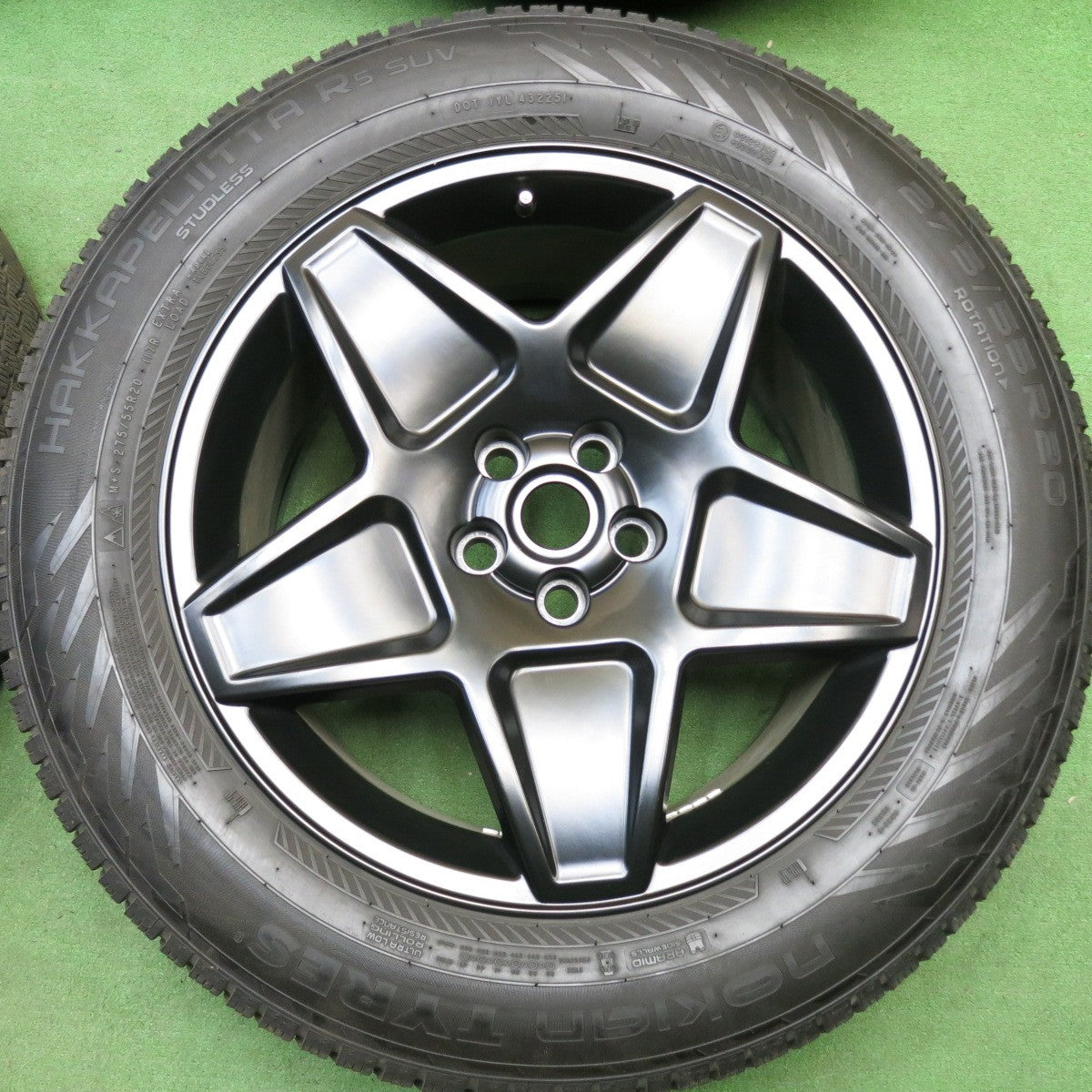 バリ溝！23年！キレイ！8.5分★ランドローバー ディフェンダー 等 275/55R20 スタッドレス ノキアン タイヤ ハッカペリッタ R5 SUV 阿部商会 AMD 20インチ PCD120/5H★6043008HAス