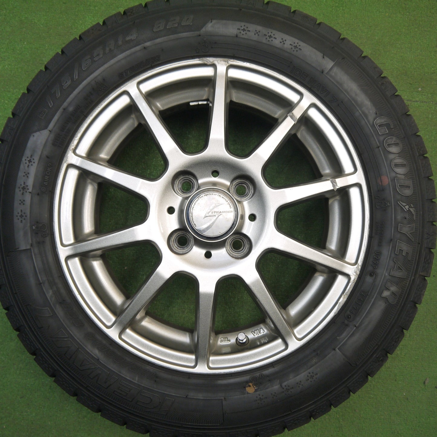 バリ溝！24年！ほぼ10分★スタッドレス 175/65R14 グッドイヤー アイスナビ7 STRANGER ストレンジャー 14インチ PCD100/4H★6013002Hス