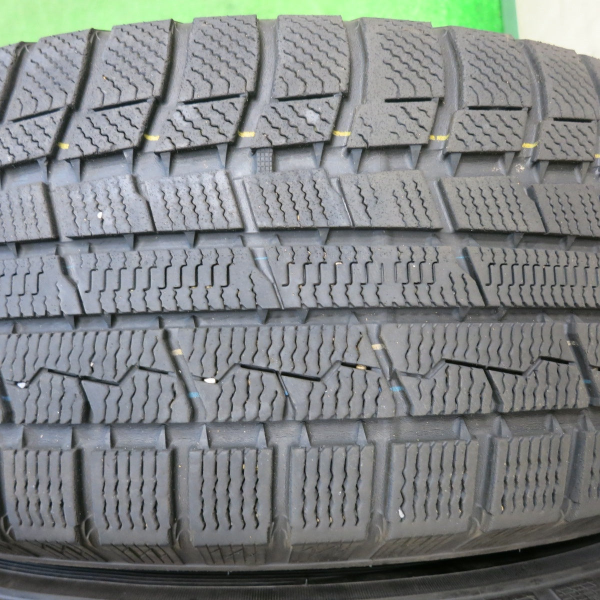[送料無料] バリ溝！22年！キレイ！9.5分★スタッドレス 215/70R16 トーヨー ウインター トランパス TX SCHNEIDER MiD シュナイダー 16インチ PCD114.3/5H★4112102NJス
