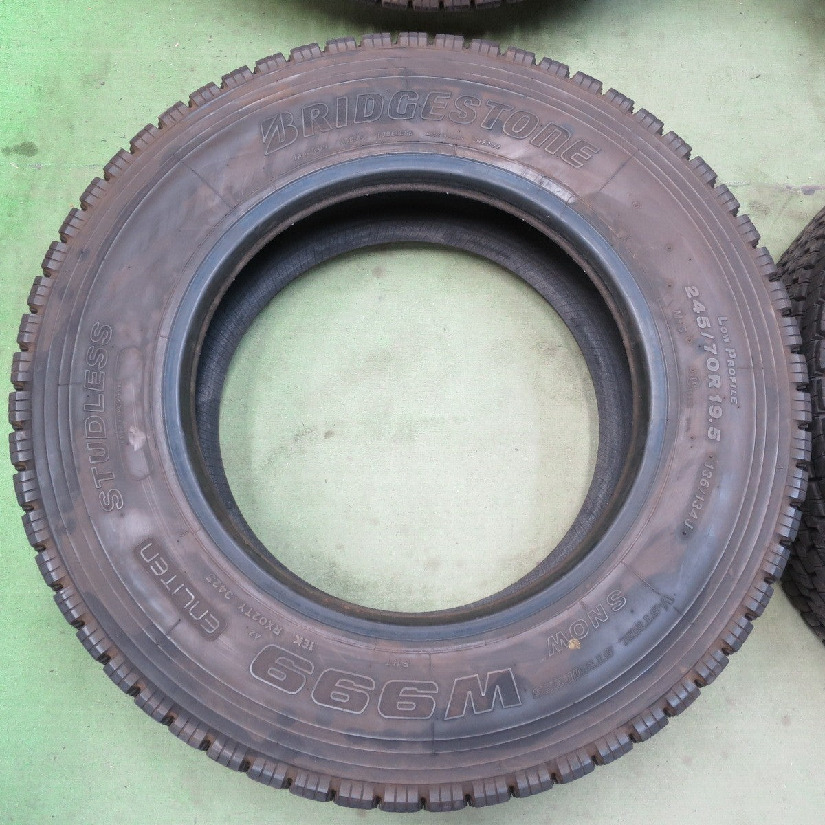 バリ溝！25年！9分★トラック タイヤ 245/70R19.5 136/134J スタッドレス ブリヂストン W999 19.5インチ★6062104イスタ