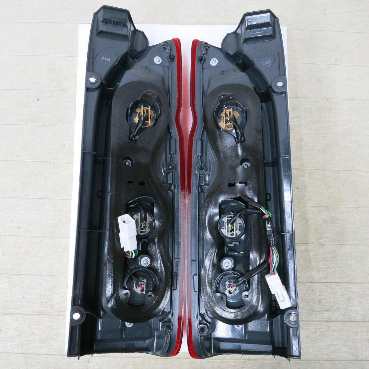 ハイエース7型　純正テールランプ新車外し 新車外し 美品】トヨタ 200系 ハイエース 純正 テールランプ