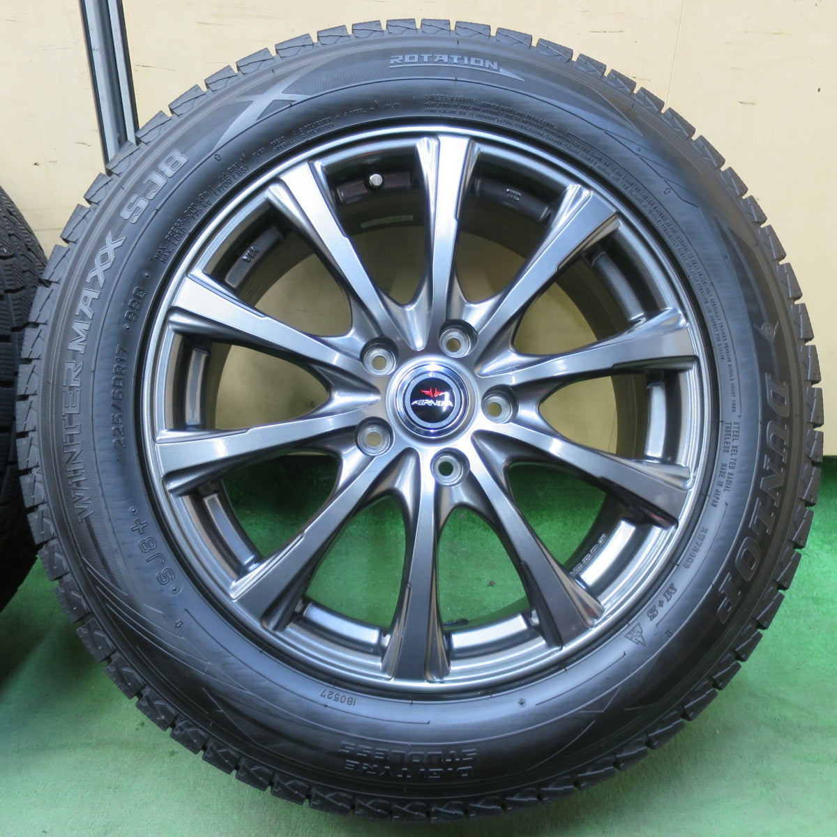 バリ溝！24年！キレイ！ほぼ10分★スタッドレス 225/60R17 ダンロップ ウインターマックス SJ8+ AIRNOVA SB10 エアノヴァ 17インチ PCD114.3/5H★5112401イス