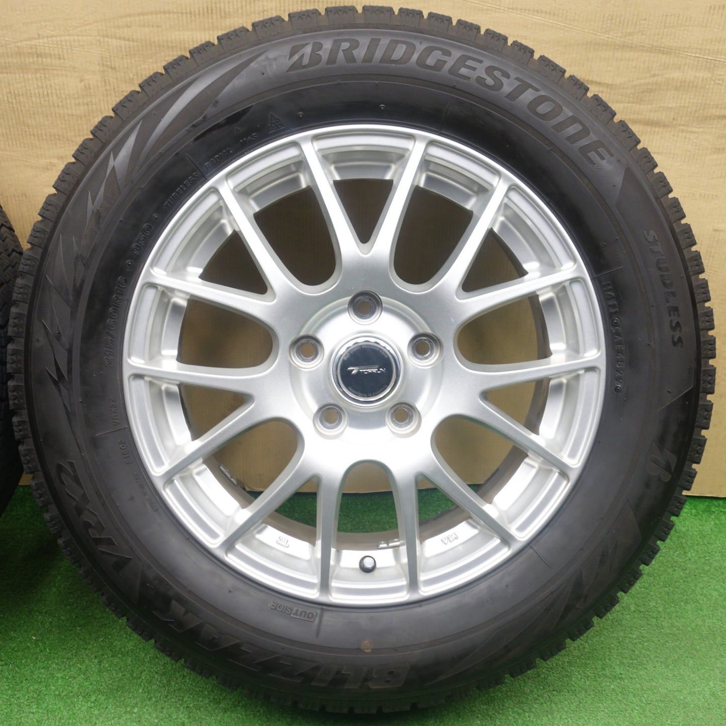 バリ溝！22年！キレイ！9.5分★スタッドレス 215/60R16 ブリヂストン ブリザック VRX2 TOPRUN トップラン 16インチ PCD114.3/5H★6020906KTス