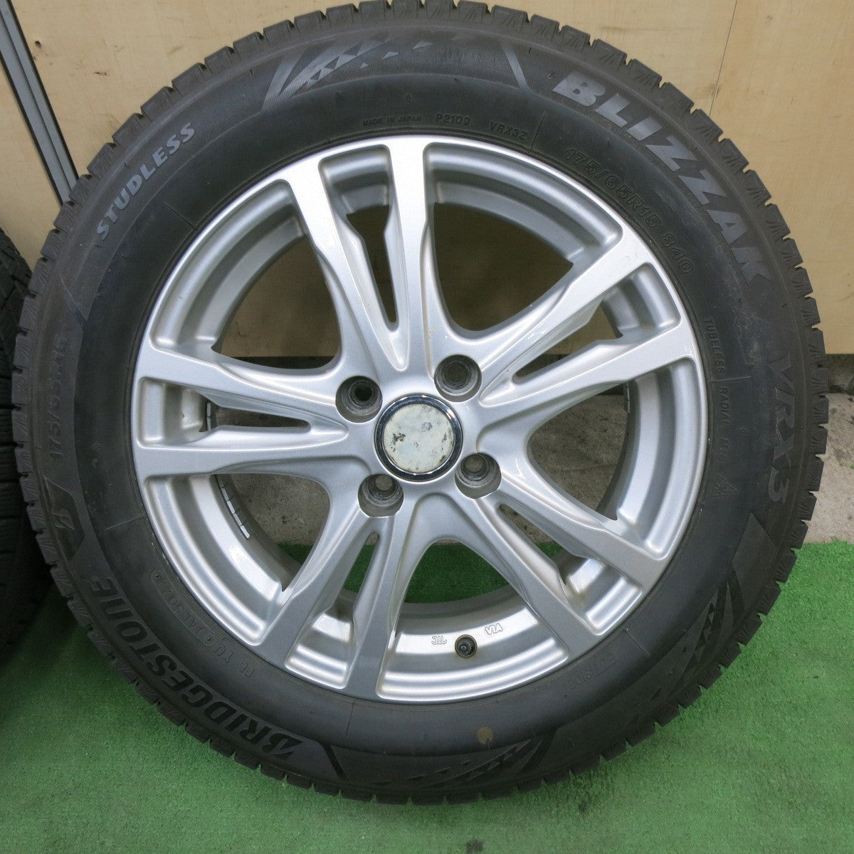 バリ溝！23年！9分★スタッドレス 175/65R15 ブリヂストン ブリザック VRX3 FEID フェイド 15インチ PCD100/4H★6012605ナス
