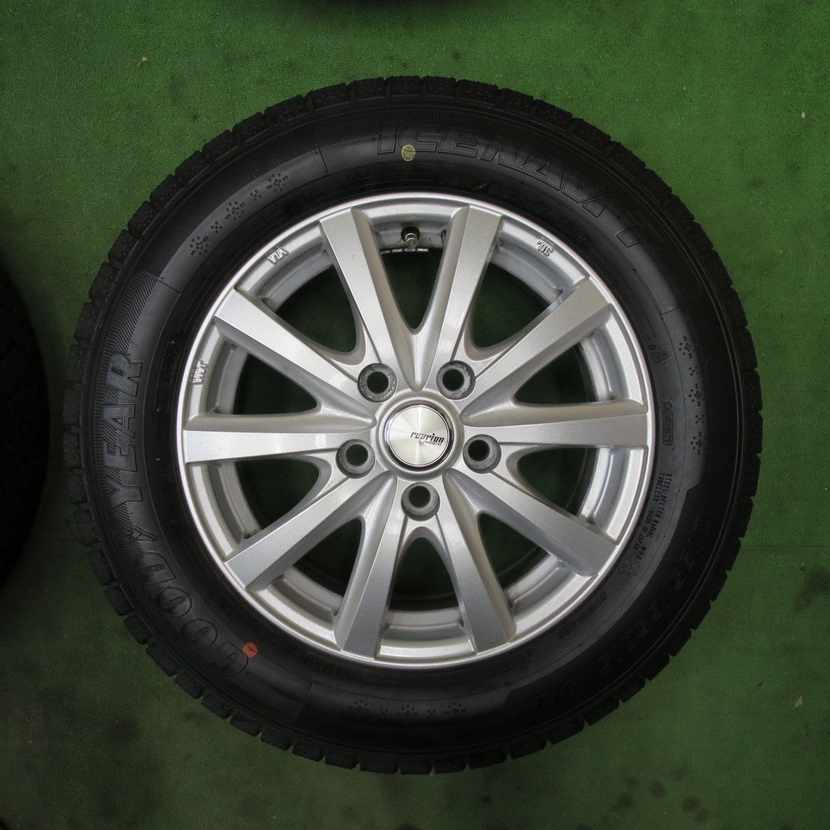 バリ溝！24年！キレイ！9.5分以上★スタッドレス 195/65R15 グッドイヤー アイスナビ7 ravrion RS01 ラブリオン 15インチ PCD114.3/5H★5112101TTス