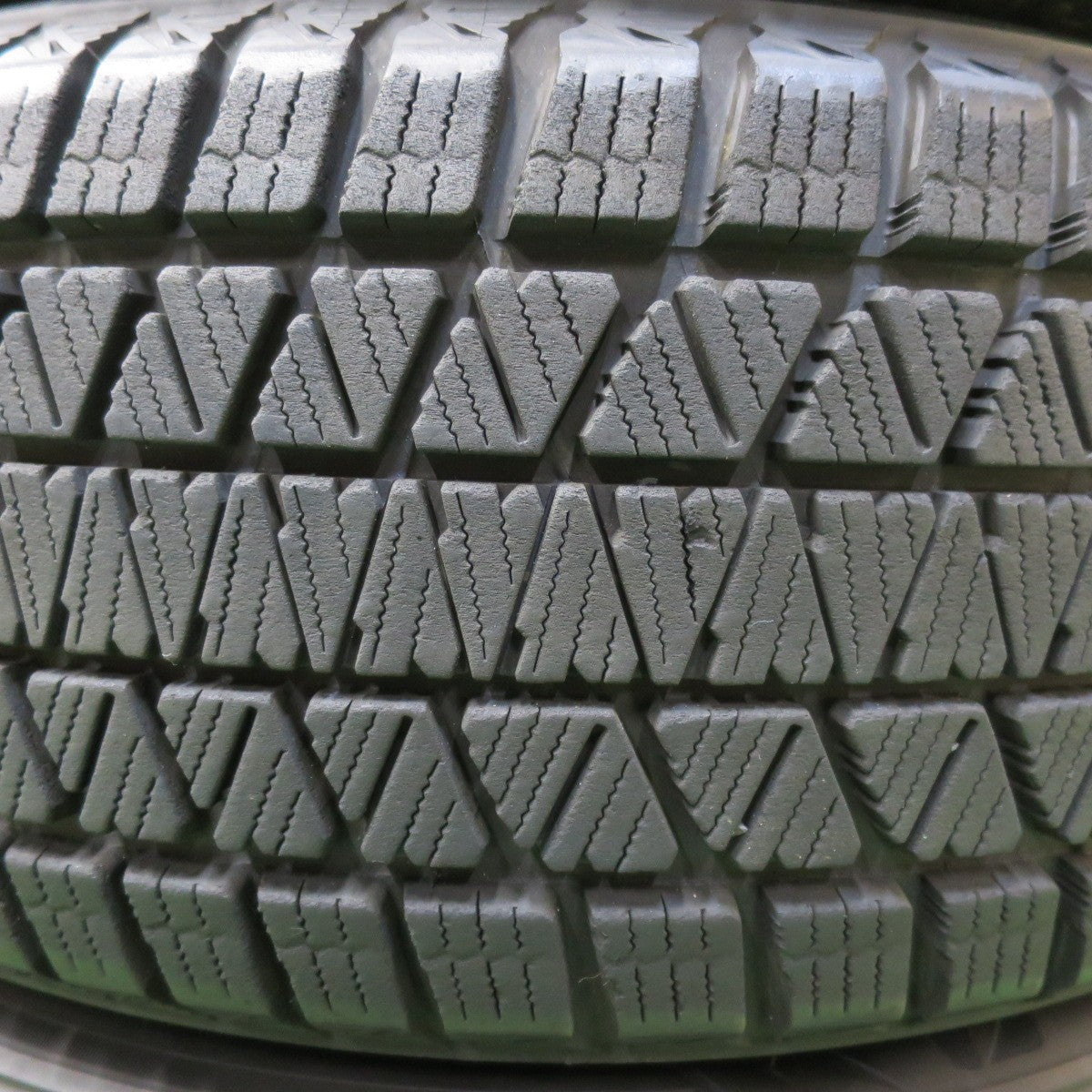[送料無料] バリ溝！20年！9.5分★スタッドレス 225/55R18 ブリヂストン ブリザック DM-V3 タイヤ 18インチ フォレスター デリカ 等★4110504イスタ