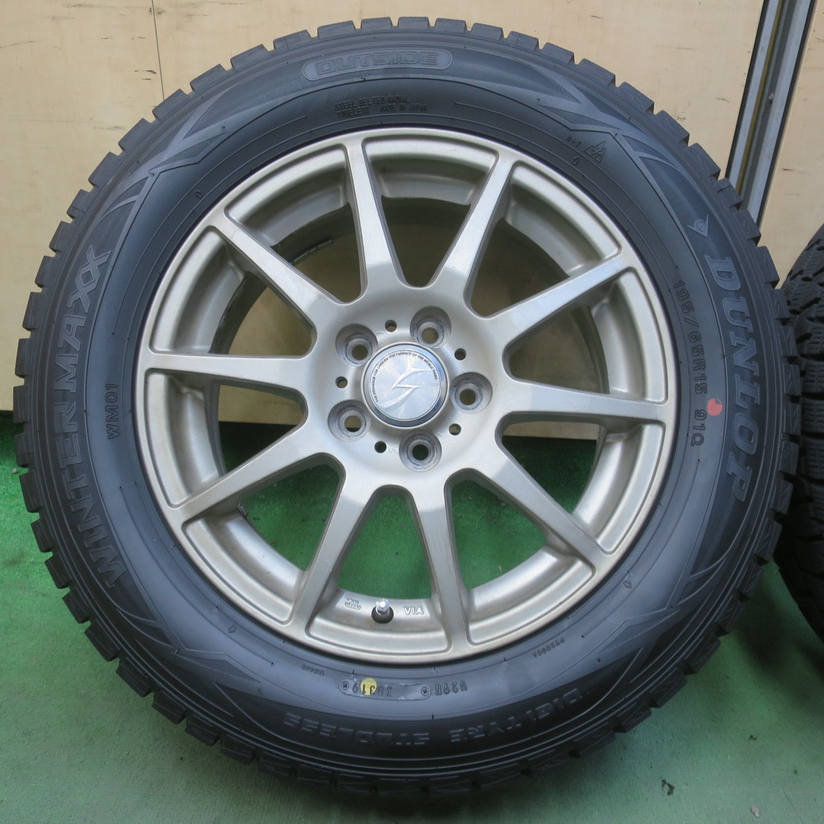 バリ溝！ほぼ10分◎プリウス 等 195/65R15 スタッドレス ダンロップ ウインターマックス WM01 STRANGER ストレンジャー 15インチ PCD100/5H◎6072602イス