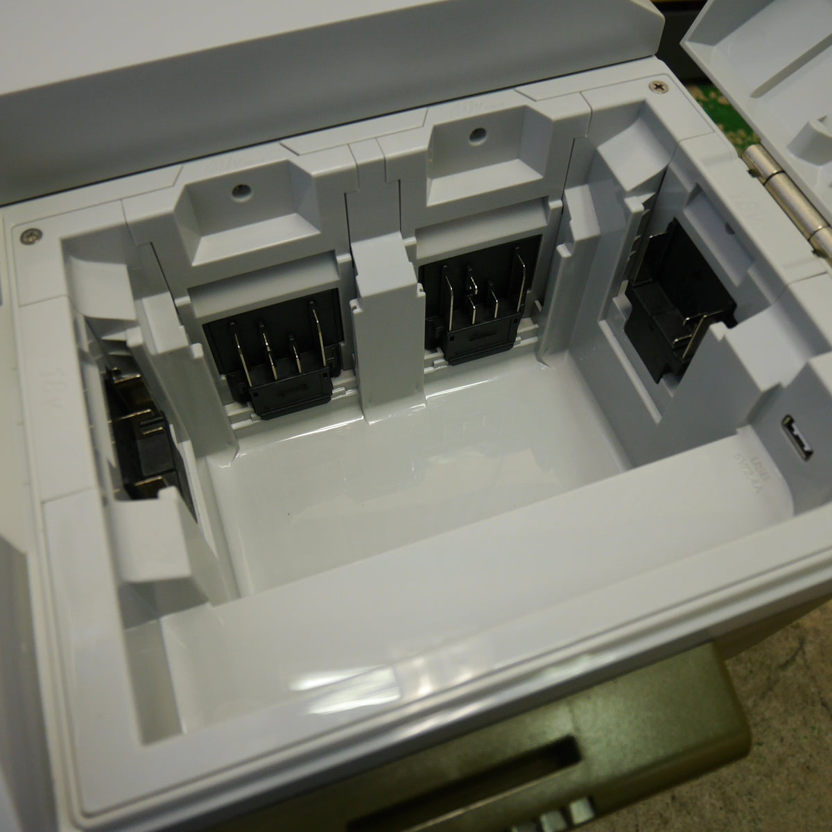 キレイ☆マキタ 充電式 保冷温庫 CW001G 20L ポータブル 冷蔵庫 保温庫 コードレス makita オリーブ 色☆
