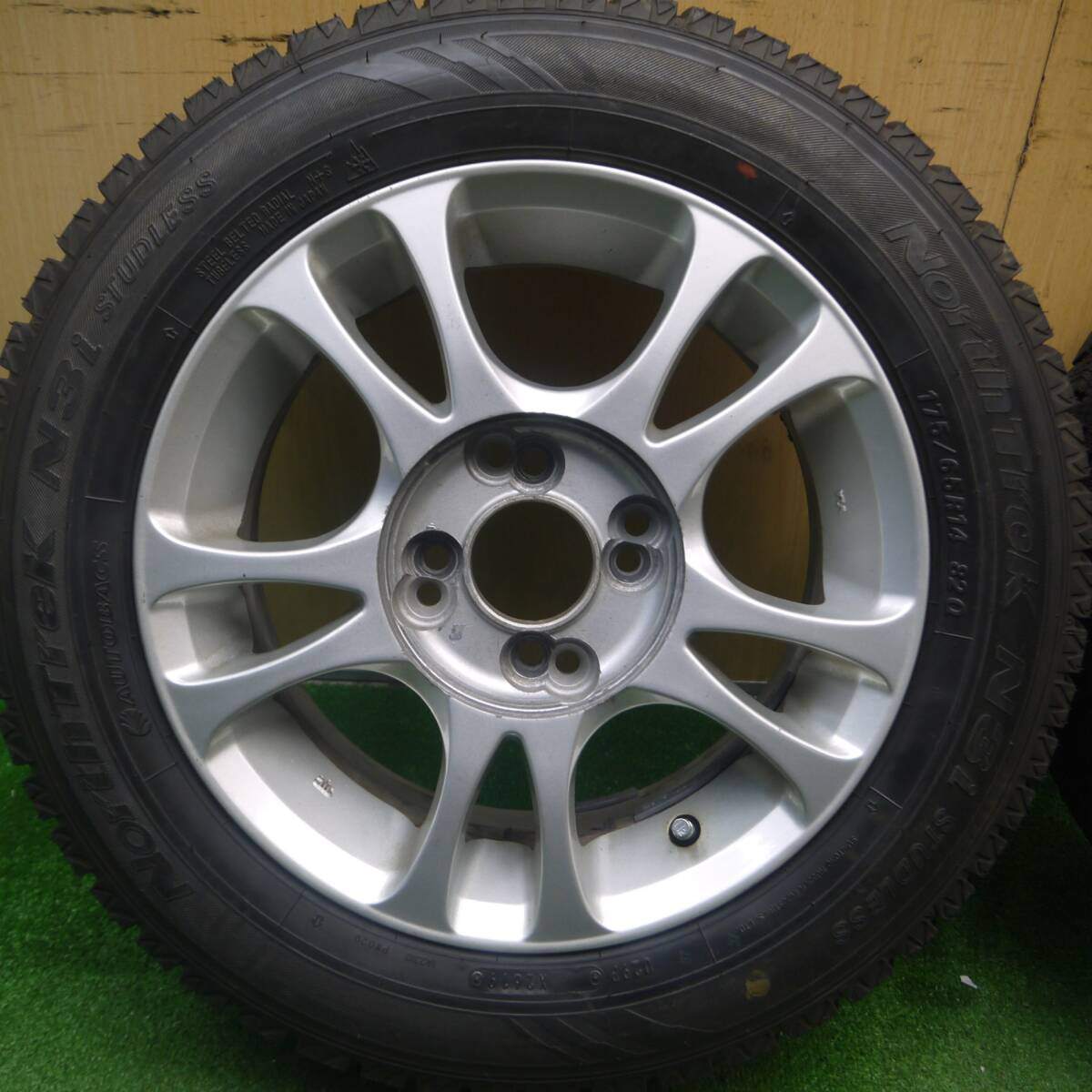 バリ溝！ほぼ10分★スタッドレス 175/65R14 オートバックス ノーストレック N3i 社外 アルミ 14インチ PCD 100 114.3/4H マルチ★5021706Hス