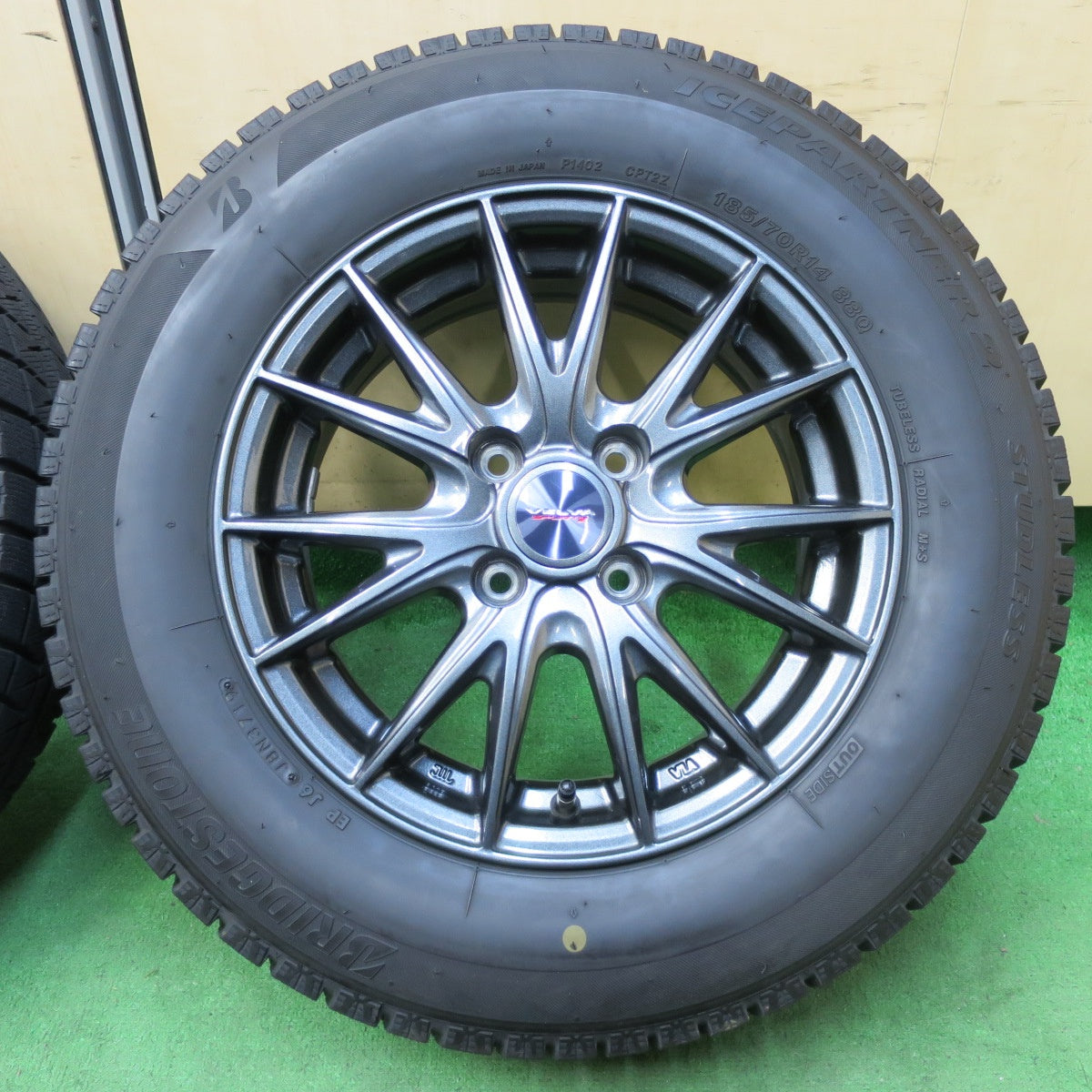 [送料無料] キレイ★スタッドレス 185/70R14 ブリヂストン アイスパートナー2 VELVA SPORTZ ヴェルヴァ 14インチ PCD100/4H★4103004イス