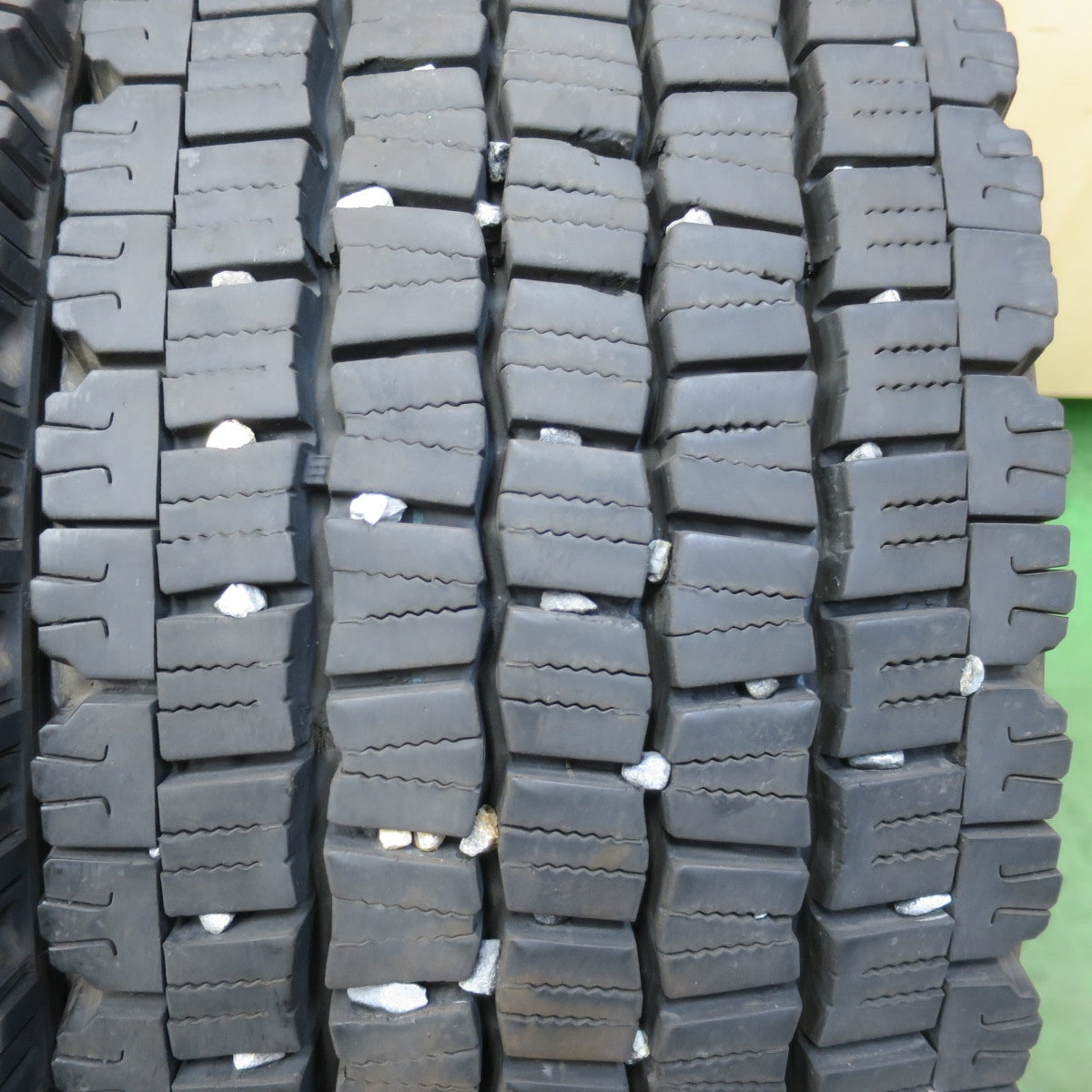 バリ溝！25年！9.5分！2本★トラック タイヤ 245/70R19.5 136/134J スタッドレス ダンロップ デクテス SP081 DECTES 19.5インチ★6041301イスタ