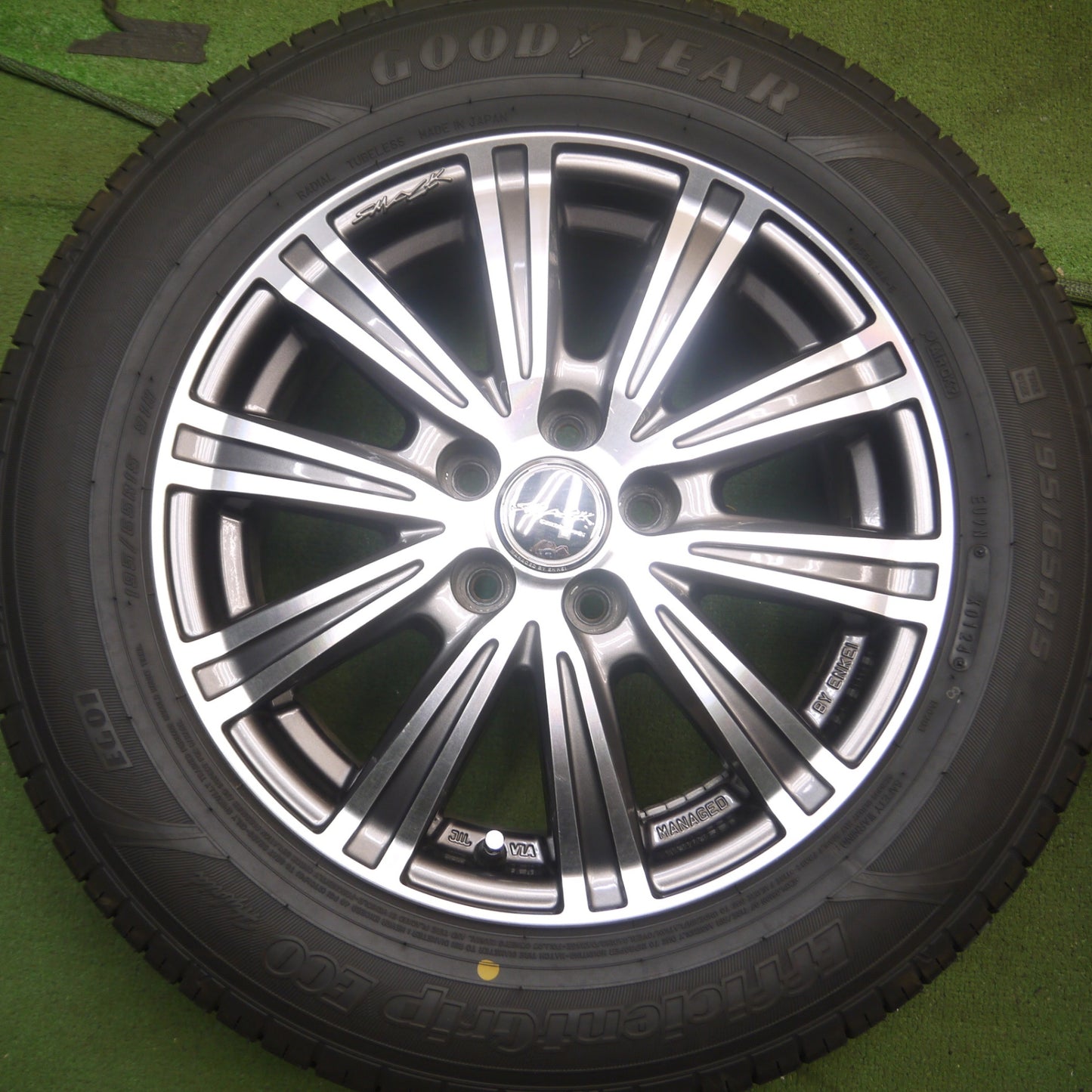 *送料無料* バリ溝！24年！9.5分★プリウス等 195/65R15 グッドイヤー EfficientGrip ECO EG01 SMACK ENKEI スマック エンケイ PCD100/5H★4062608Hノ