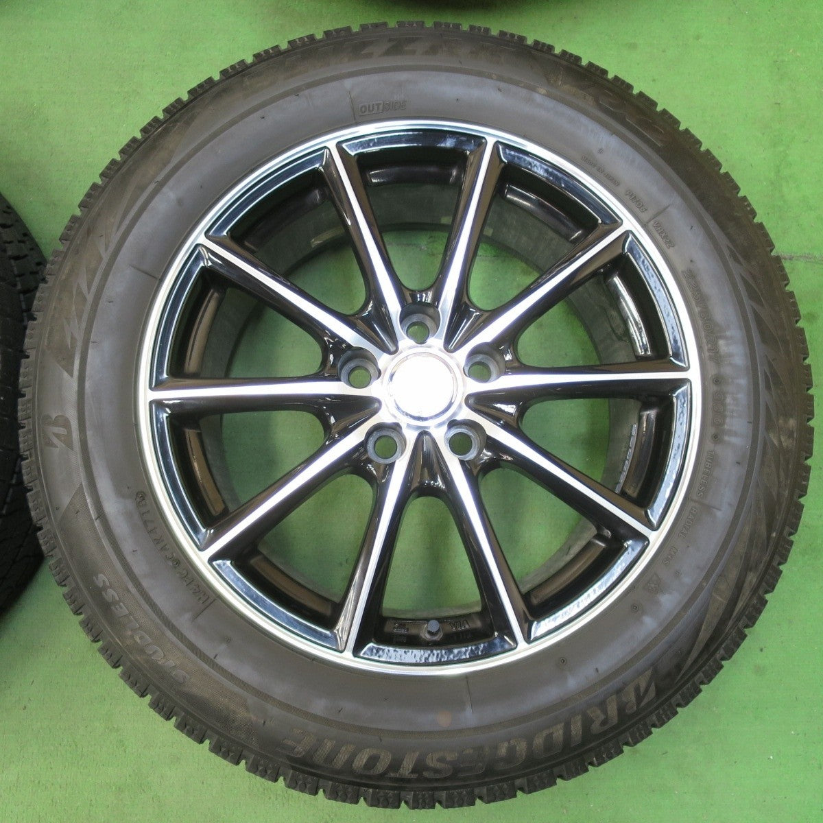 バリ溝！キレイ！9.5分★スタッドレス 225/60R17 ブリヂストン ブリザック VRX2 ECO FORME エコフォルム 17インチ PCD114.3/5H★5032406イス