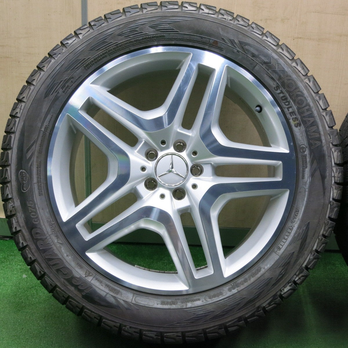 [送料無料] バリ溝！キレイ！9.5分★ベンツ GLE GLS 275/50R20 スタッドレス ヨコハマ アイスガード G075 社外 アルミ 20インチ PCD112/5H★5011801NJス