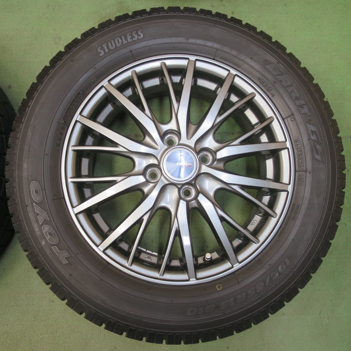 バリ溝！キレイ！9.5分◎スタッドレス 195/65R15 トーヨー ガリット G5 ravrion RM01 ラブリオン 15インチ PCD100/4H◎6080703イス
