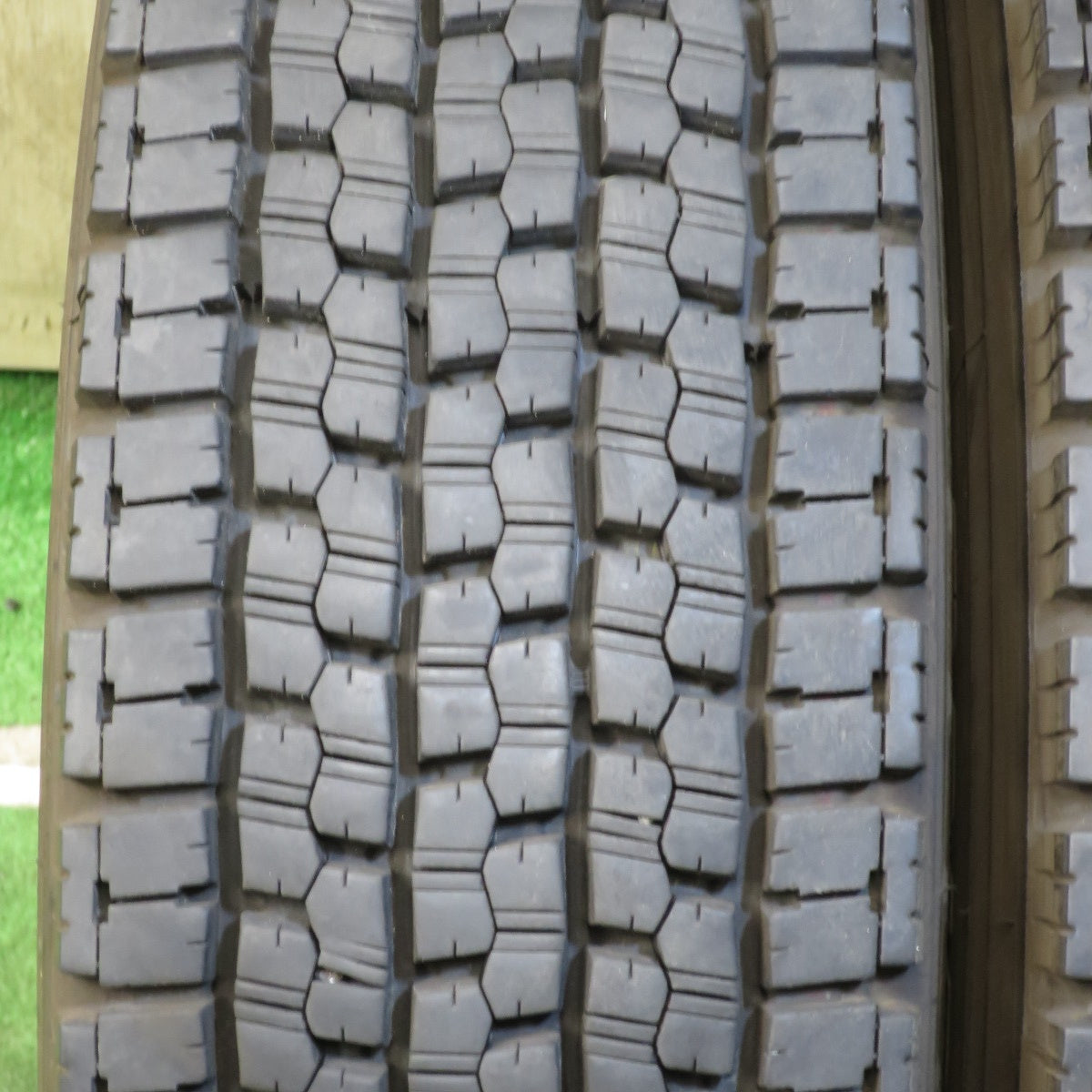*送料無料* バリ溝！23年！9.5分★トラック タイヤ 225/80R17.5 123/122L スタッドレス ブリヂストン W999 17.5インチ★4032504クスタ
