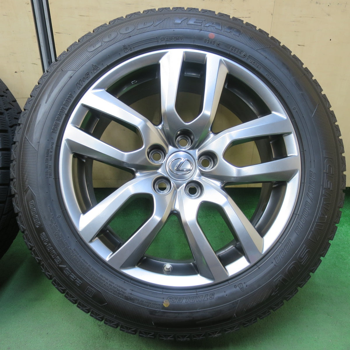 センサー付！バリ溝！キレイ！9.5分★レクサス NX バージョンL 純正 225/60R18 スタッドレス グッドイヤー アイスナビ SUV 18インチ PCD114.3/5H★5102305イス