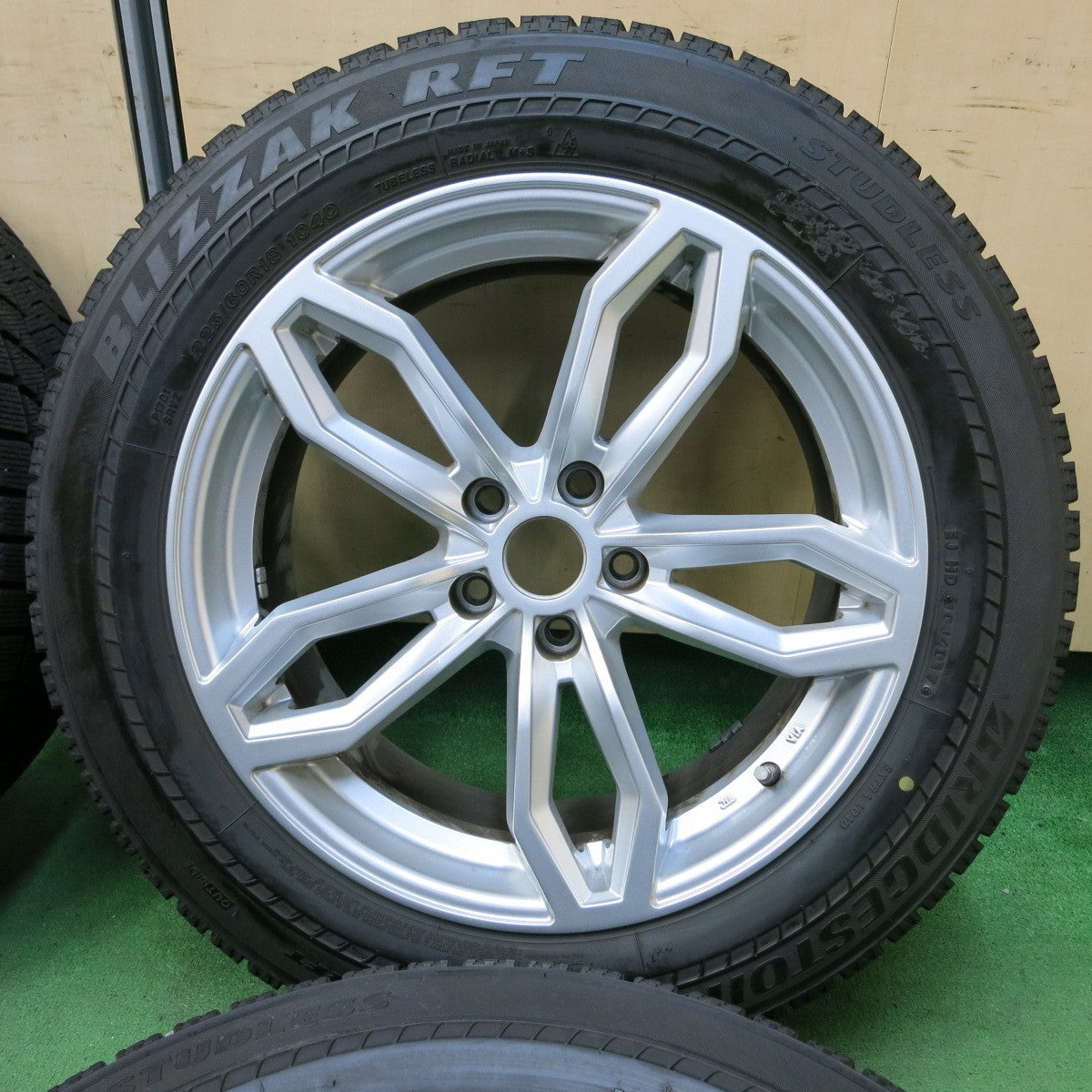[送料無料] バリ溝！キレイ！8.5分★BMW 等 AGA WELT ヴェルト 225/60R18 スタッドレス ブリヂストン ブリザック RFT 18インチ PCD112/5H★4100209SYス