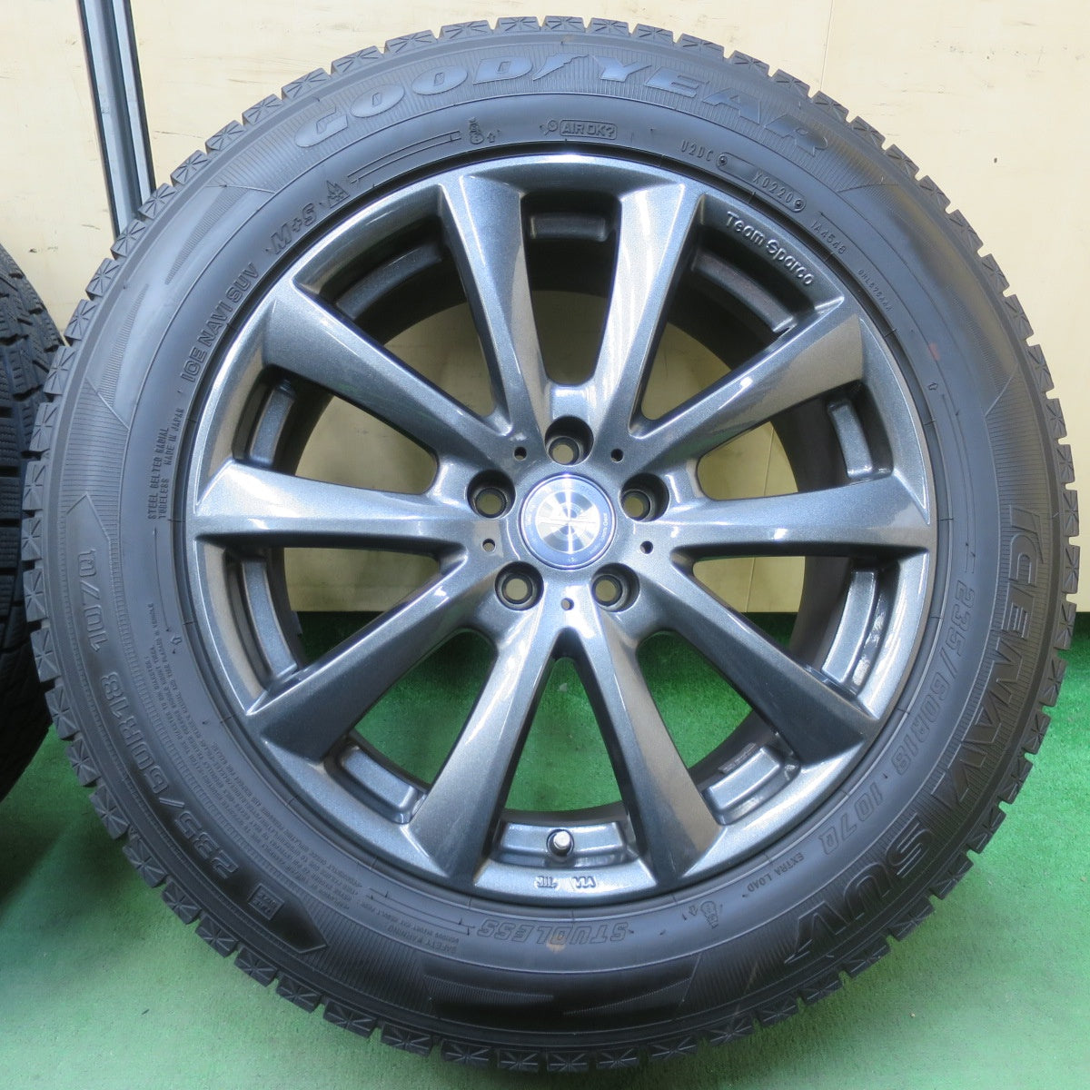 バリ溝！キレイ！9分★ボルボ 等 235/60R18 スタッドレス グッドイヤー アイスナビ SUV Team Sparco CRIMSON チームスパルコ クリムソン 18インチ PCD108/5H★5111102イス