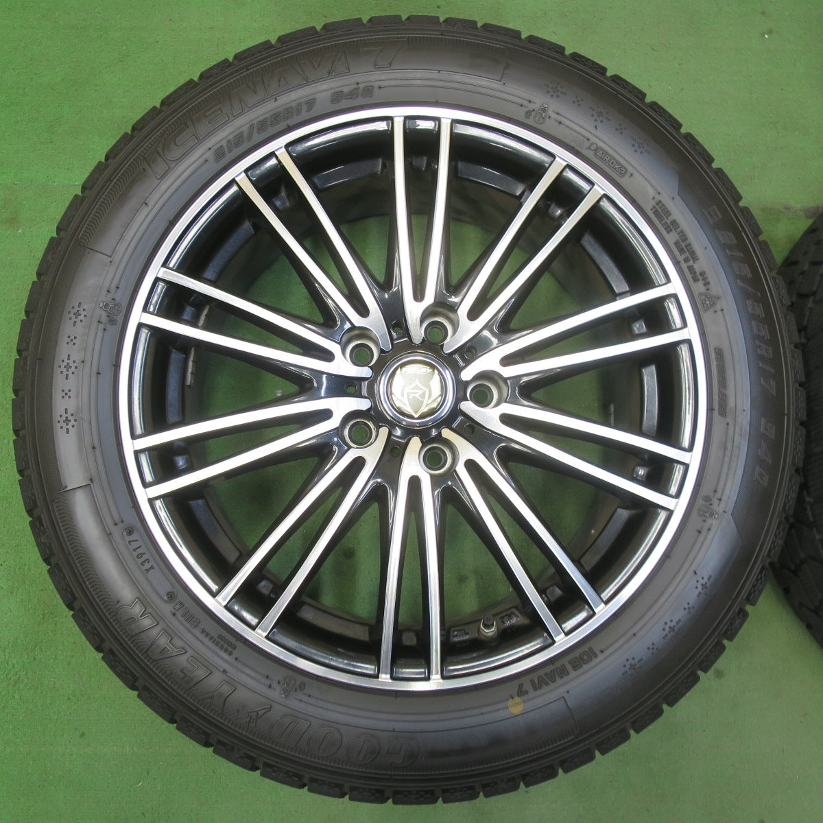 バリ溝！キレイ！8.5分★スタッドレス 215/55R17 グッドイヤー アイスナビ7 RiZLEY ライツレー 17インチ PCD114.3/5H★5070201イス