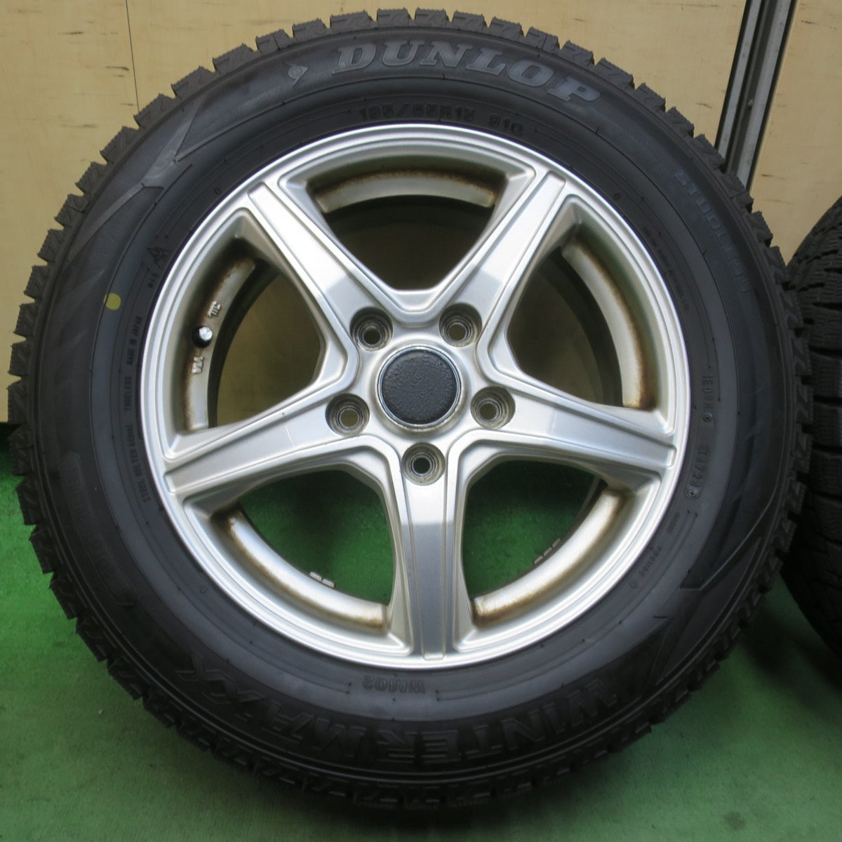 バリ溝！24年！9.5分以上★スタッドレス 195/65R15 ダンロップ ウインターマックス WM02 BALMINUM VR5 バルミナ 15インチ PCD114.3/5H★6020506イス