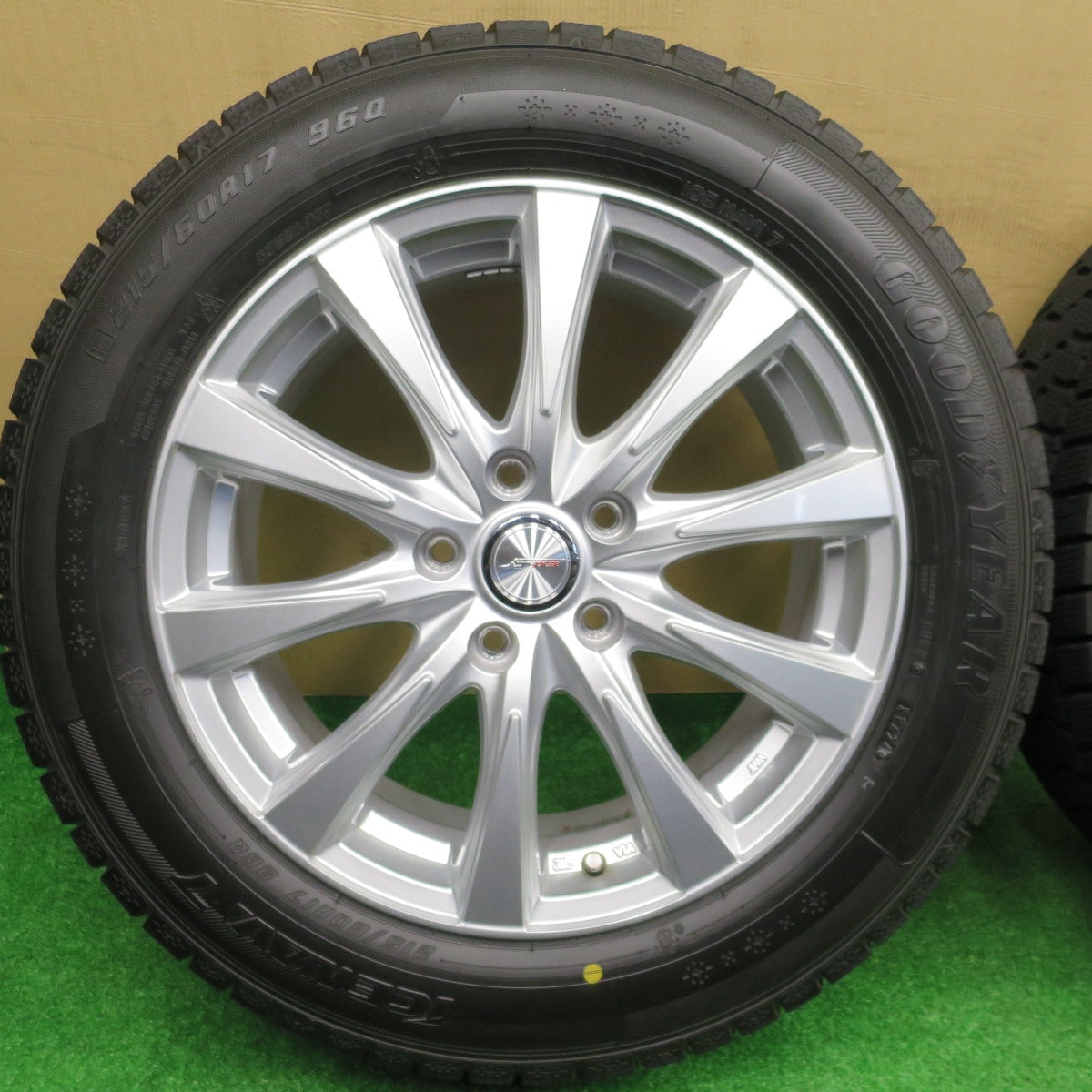 バリ溝！24年！キレイ！ほぼ10分★スタッドレス 215/60R17 グッドイヤー アイスナビ7 JOKER ジョーカー 17インチ PCD114.3/5H★5121002NKス