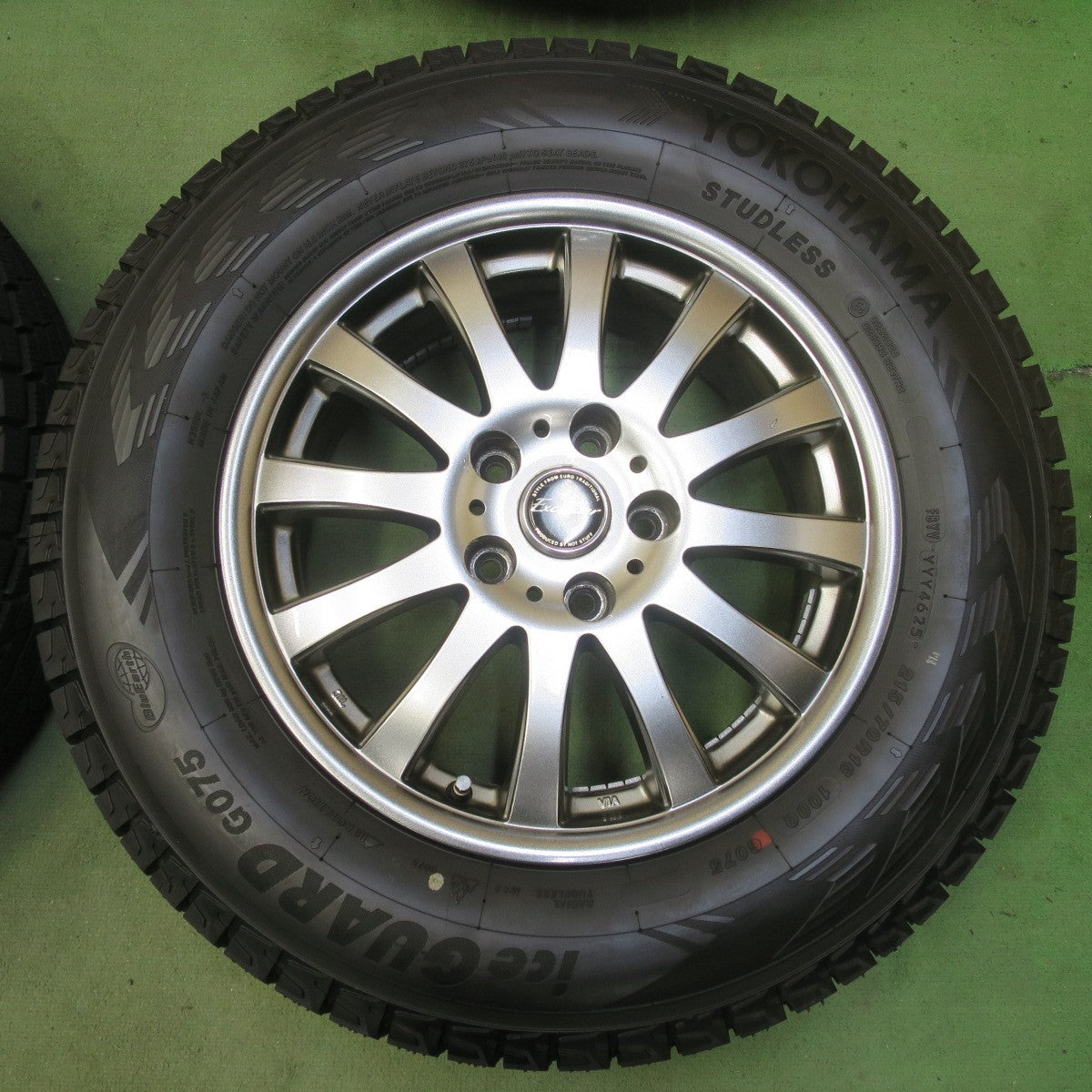 バリ溝！25年！ほぼ10分◎スタッドレス 215/70R16 ヨコハマ アイスガード G075 Exceeder エクシーダー 16インチ PCD114.3/5H◎6082909イス