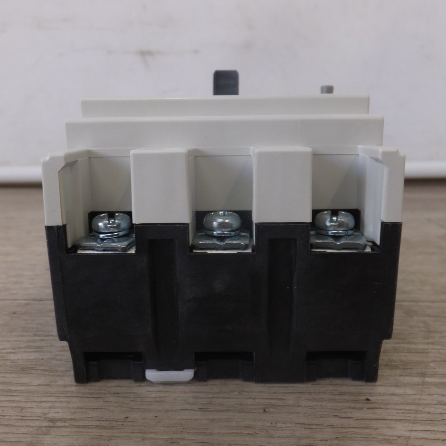 [送料無料] 未使用★三菱電機 MITSUBISHI 低圧遮断器 NV50-KC　AC100-200V 20A 30mA 3P3E 50/60Hz★