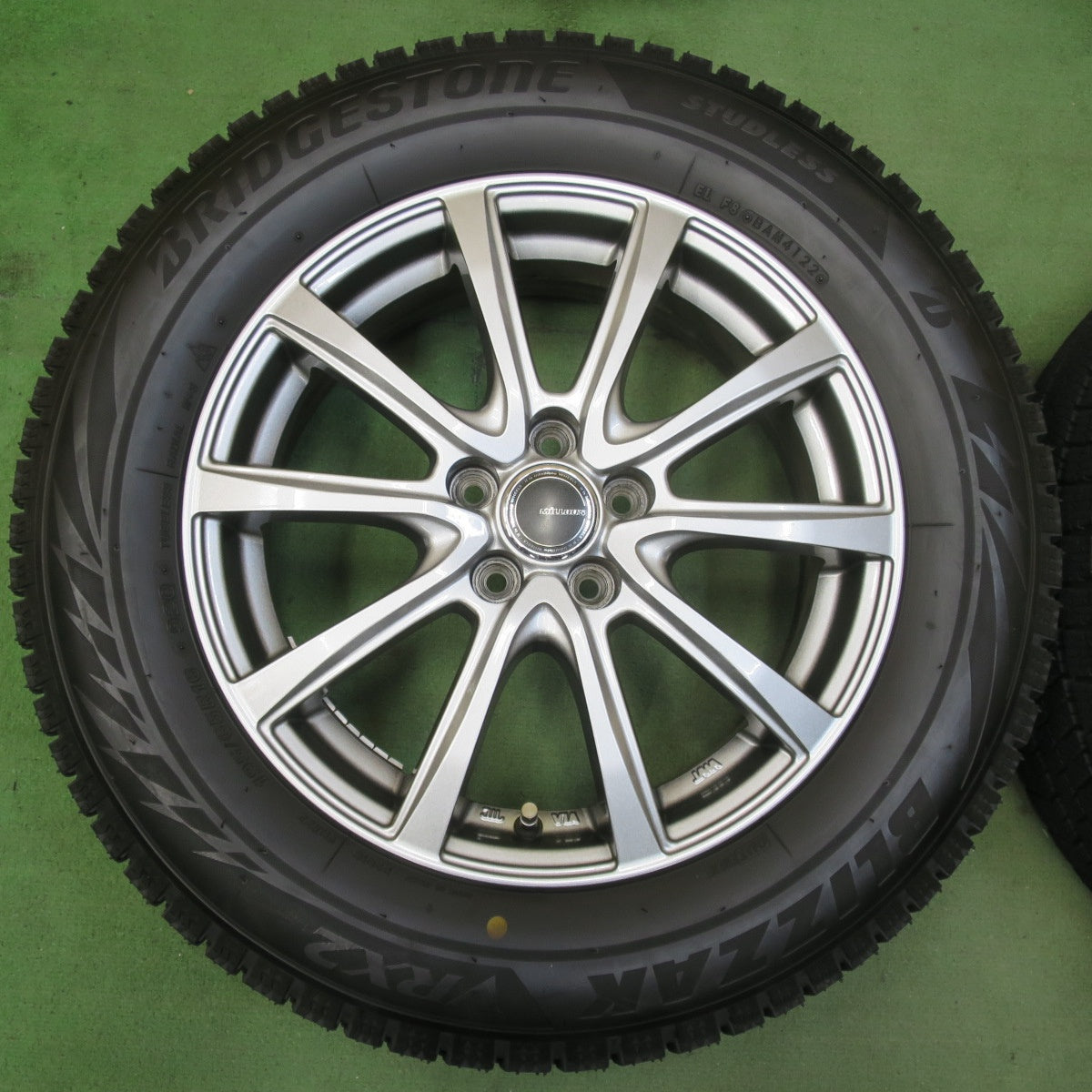 バリ溝！22年！キレイ！9.5分以上★ライズ ロッキー レックス 等 195/65R16 スタッドレス ブリヂストン ブリザック VRX2 MiLLOUS ミルアス 16インチ PCD100/5H★5102705イス