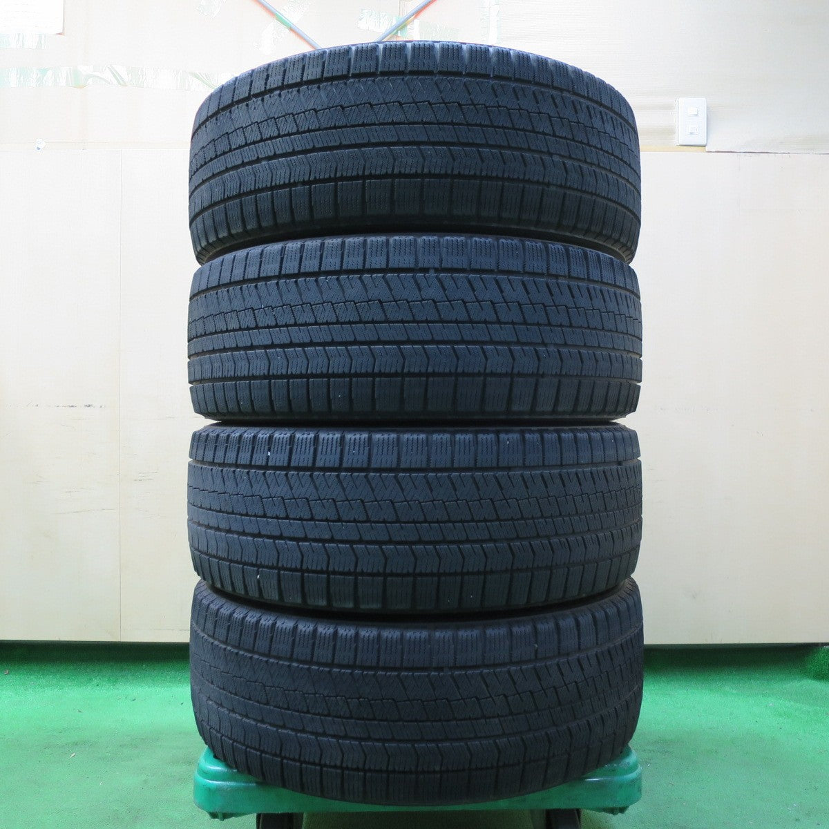 *送料無料* キレイ！20年★スタッドレス 235/45R18 ブリヂストン ブリザック VRX2 ENERGY LiNE エナジーライン PCD114.3/5H★4062204イス