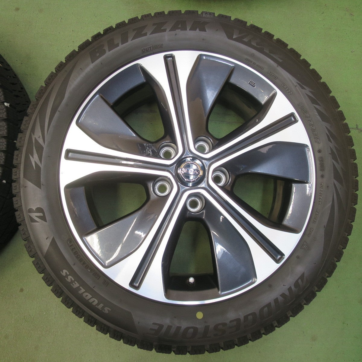 バリ溝！キレイ！8.5分★日産 キックス 純正 205/55R17 スタッドレス ブリヂストン ブリザック VRX2 17インチ PCD114.3/5H★6051906イス