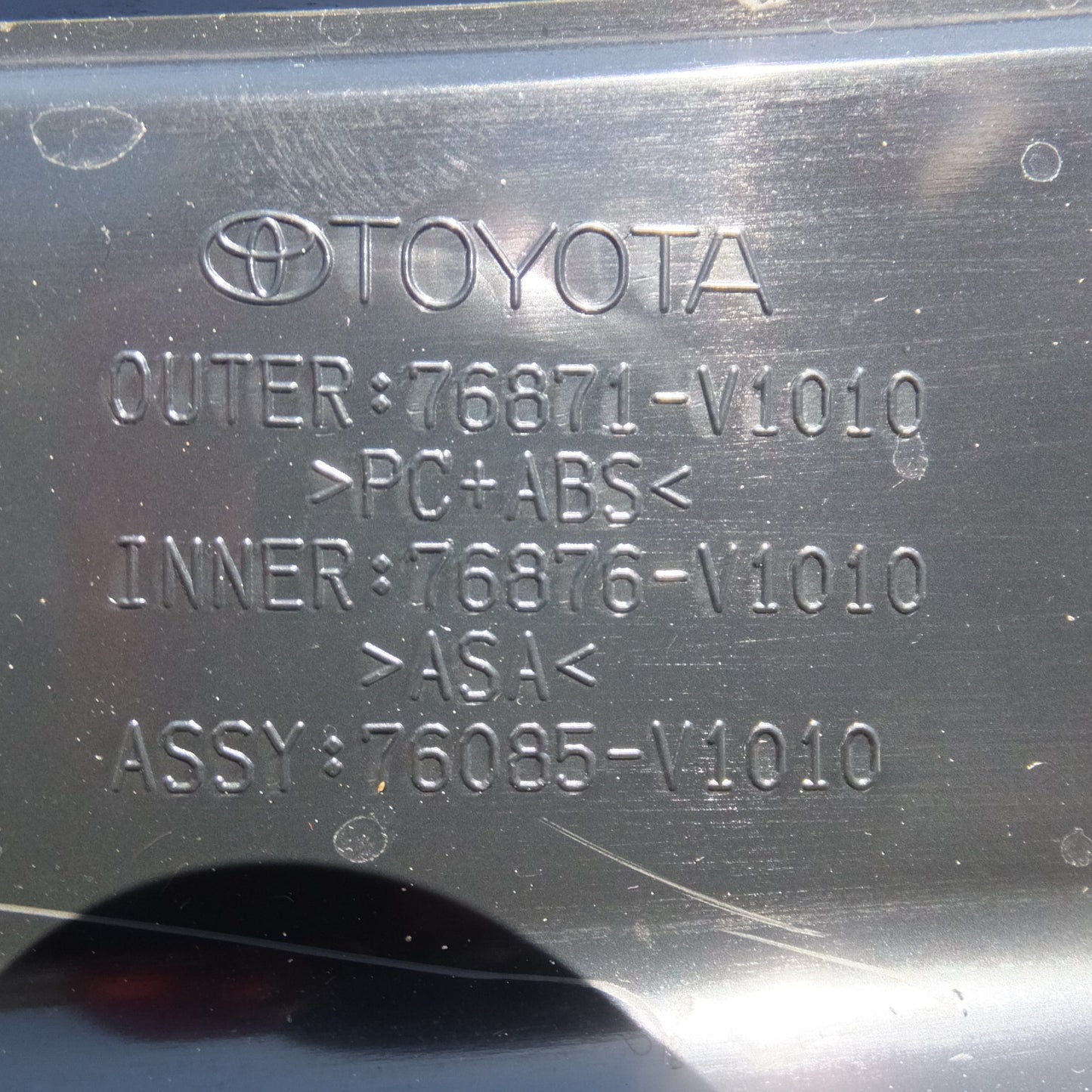 [送料無料] 岐阜発★トヨタ TOYOTA 純正 ヴォクシー 90系 リアスポイラー 76871-V1010　アティチュードブラックマイカ 色番 218★