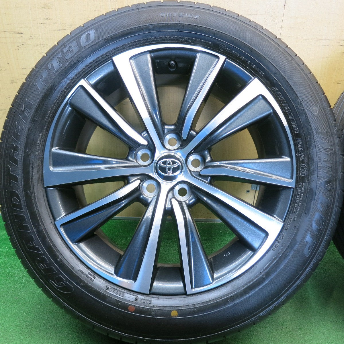 バリ溝！24年！キレイ！9分★トヨタ 80系 ハリアー Gグレード 純正 225/60R18 ダンロップ グラントレック PT30 18インチ PCD114.3/5H★6051409HAノ