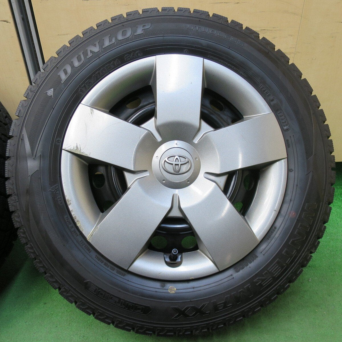 バリ溝！22年！ほぼ10分★トヨタ シエンタ 純正 スチール 175/70R14 スタッドレス ダンロップ ウインターマックス WM02 14インチ PCD100/4H★5020309イス