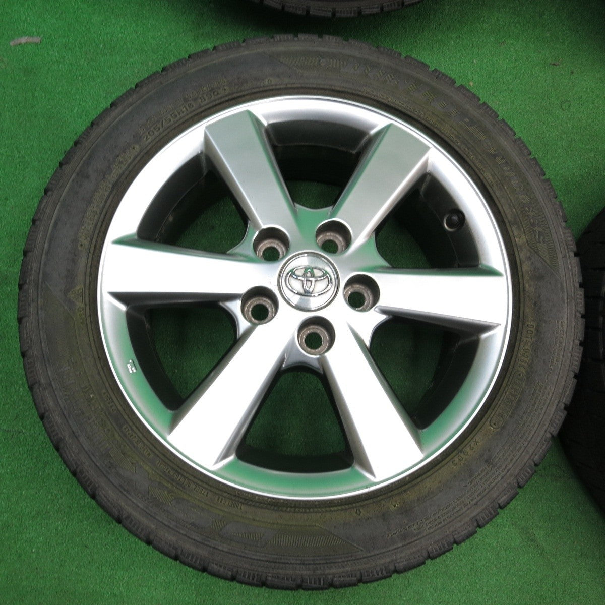 バリ溝！8.5分★トヨタ アイシス 純正 205/55R16 スタッドレス ダンロップ DSX 16インチ PCD114.3/5H★4042705ナス