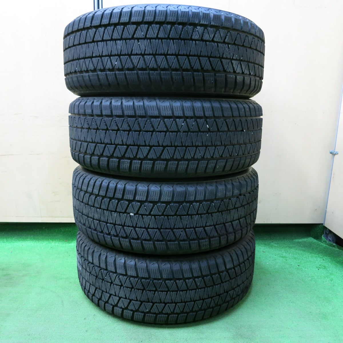 [送料無料] バリ溝！キレイ！9.5分★スタッドレス 235/55R18 ブリヂストン ブリザック DM-V3 LUTZ 18インチ PCD114.3/5H★4092003SYス