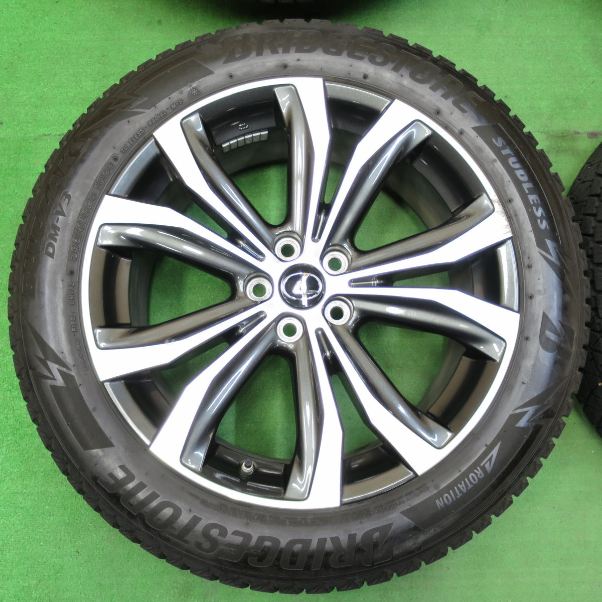 *送料無料* センサー付！バリ溝！キレイ！8.5分★レクサス RX450h バージョンL 純正 235/55R20 スタッドレス ブリヂストン ブリザック DM-V3 PCD114.3/5H★4061303イス