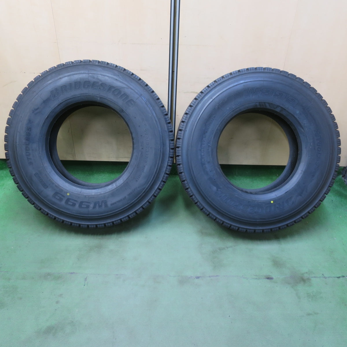 未使用！25年！2本★トラック タイヤ 225/90R17.5 127/125L スタッドレス ブリヂストン W999 17.5インチ★6062102イスタ