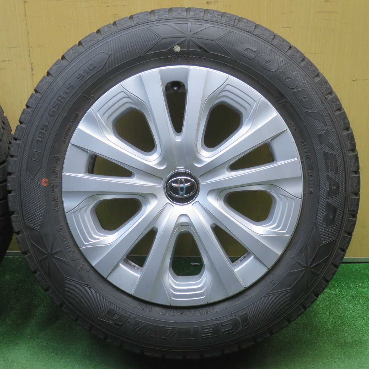 バリ溝！8.5分★トヨタ 50系 プリウス 純正 195/65R15 スタッドレス グッドイヤー アイスナビ6 15インチ PCD100/5H★6052502NJス