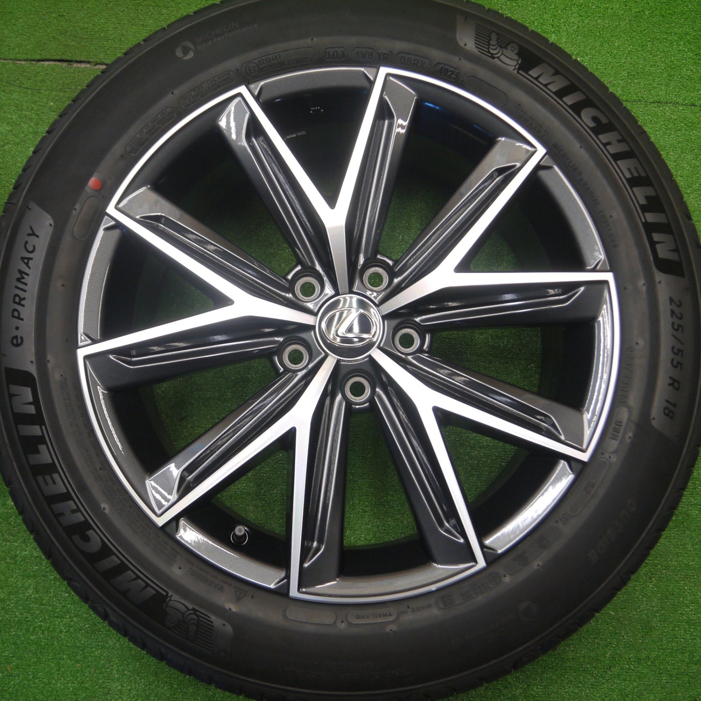 [送料無料] 新車外し！23年★レクサス LBX Cool 純正 ダークグレーメタリック+切削光輝 225/55R18 ミシュラン e・プライマシー PCD114.3/5H★4102506Hノ