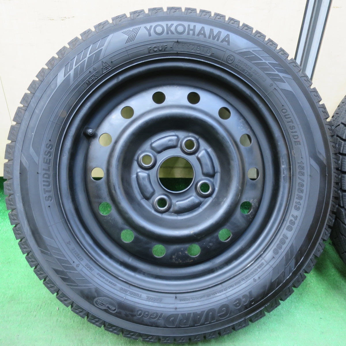 [送料無料] 超バリ溝！ほぼ10分★ダイハツ ミラ ムーヴ ハイゼット 等 純正 スチール 155/65R13 スタッドレス ヨコハマ アイスガード iG60 13インチ PCD100/4H★5031206イス